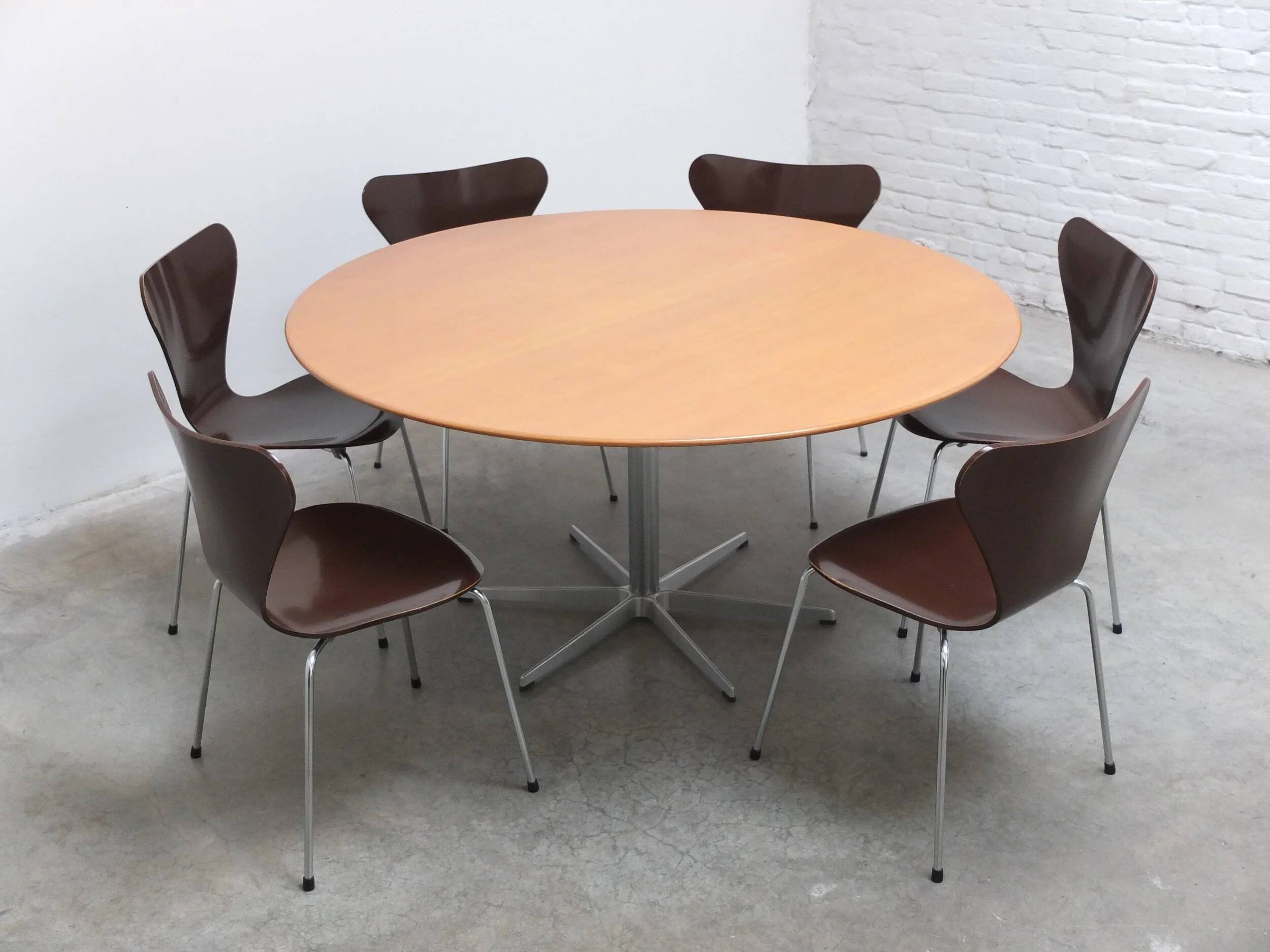 Large 'circular' oak dining table by Arne Jacobsen for Fritz Hansen, 1966