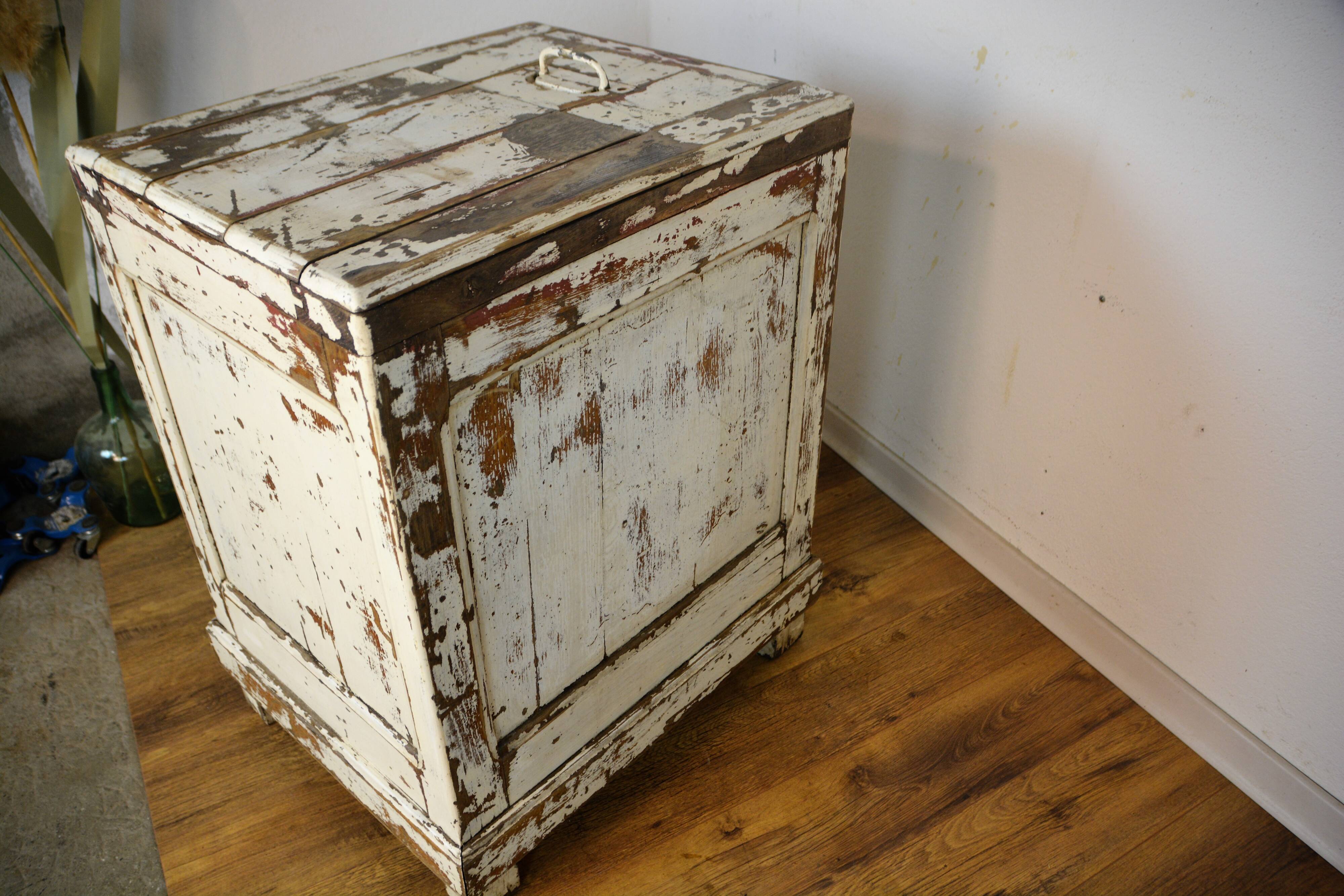 Cooler, patinated vintage Parisian sideboard