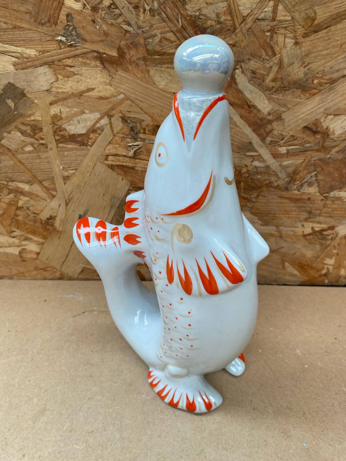 Ancienne bouteille forme poisson blanc orange vintage