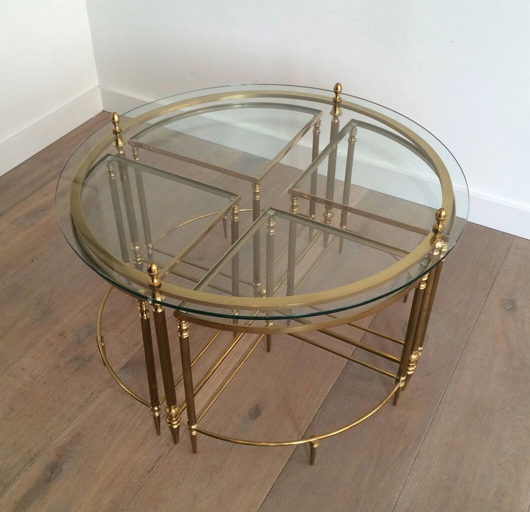 Round coffee table in brass neoclassical style