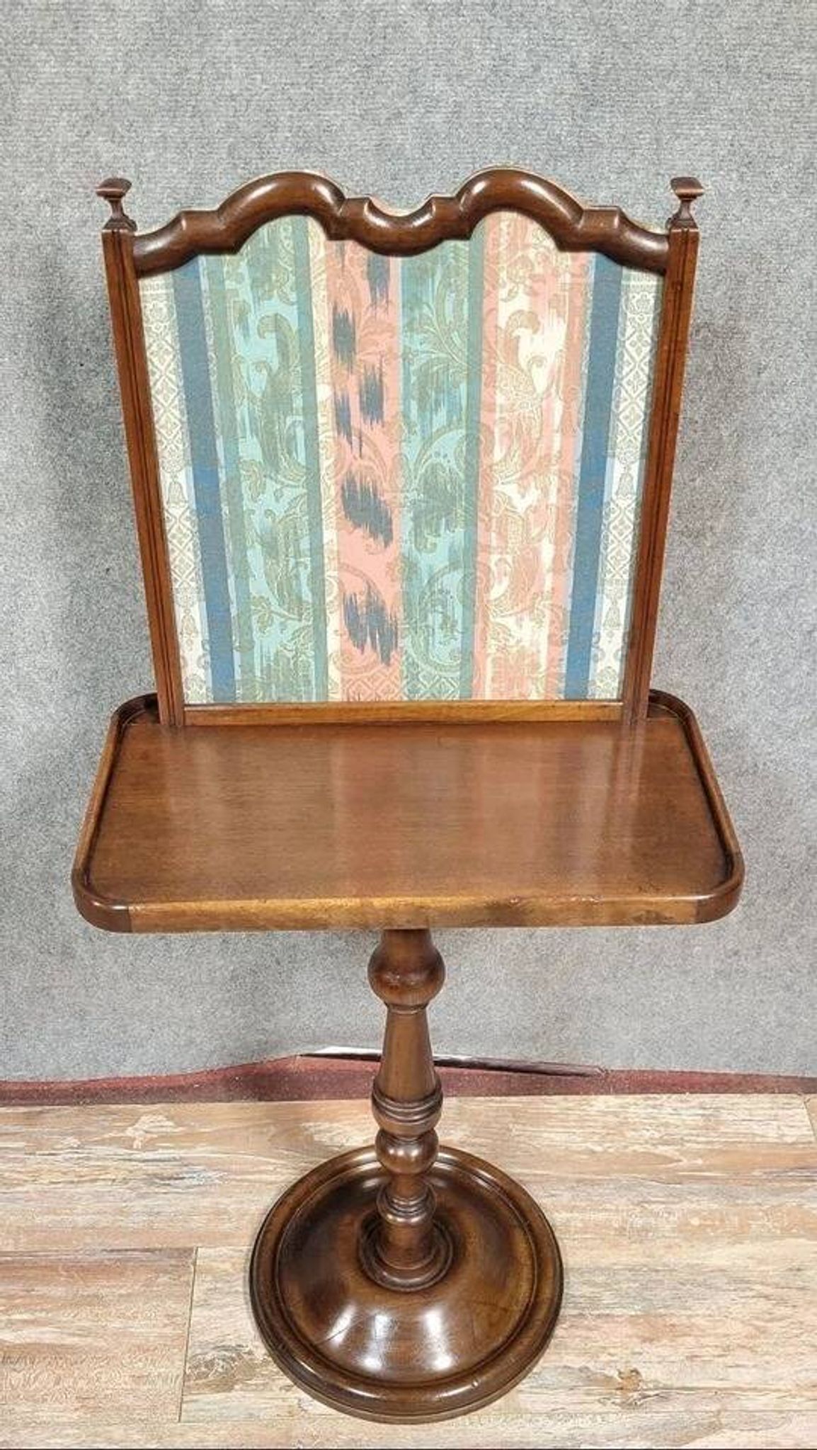 Table de lecture en noyer à écran tissu – époque Napoléon III