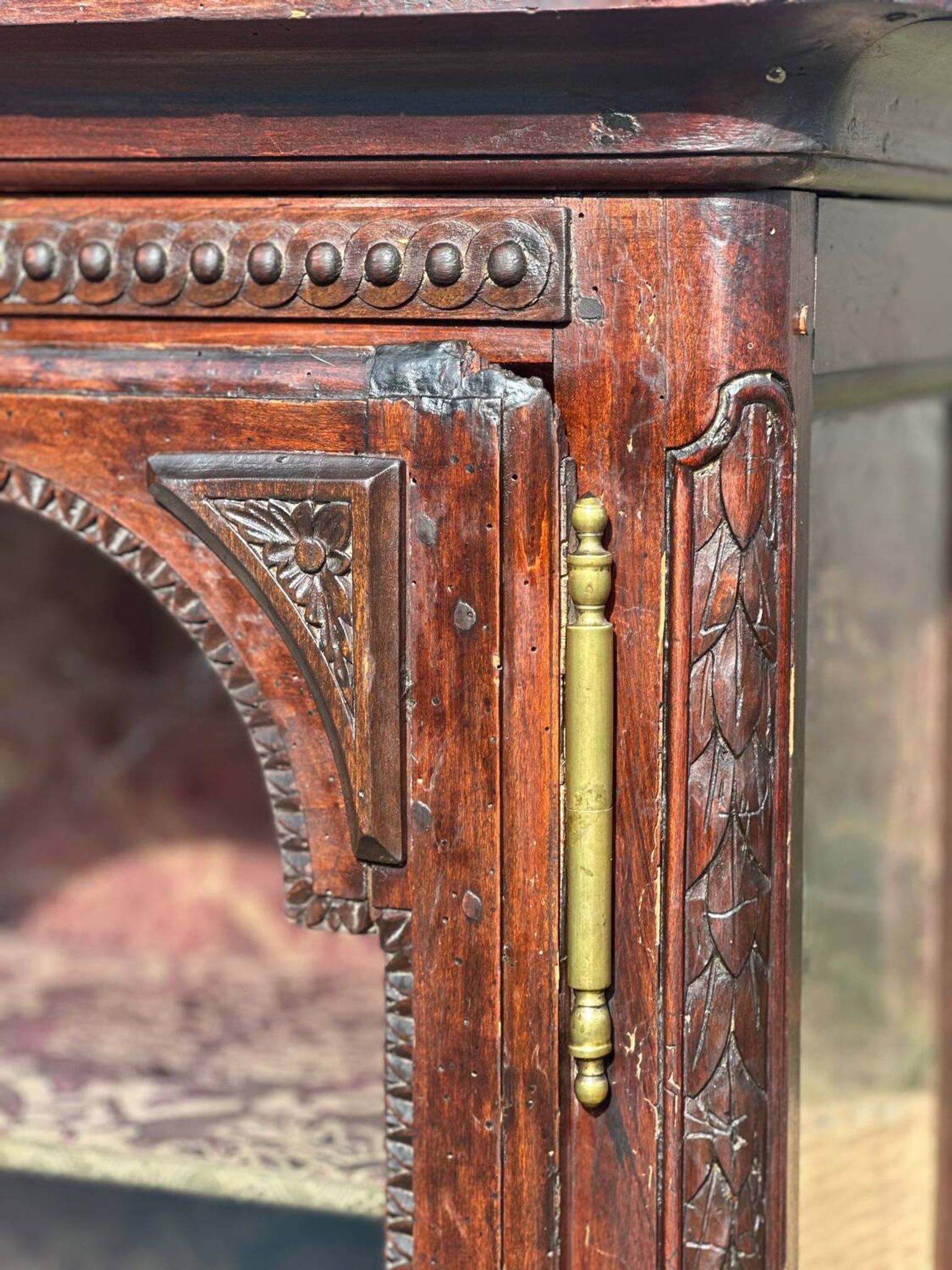 Small display cabinet to place in carved solid oak, 19th century.