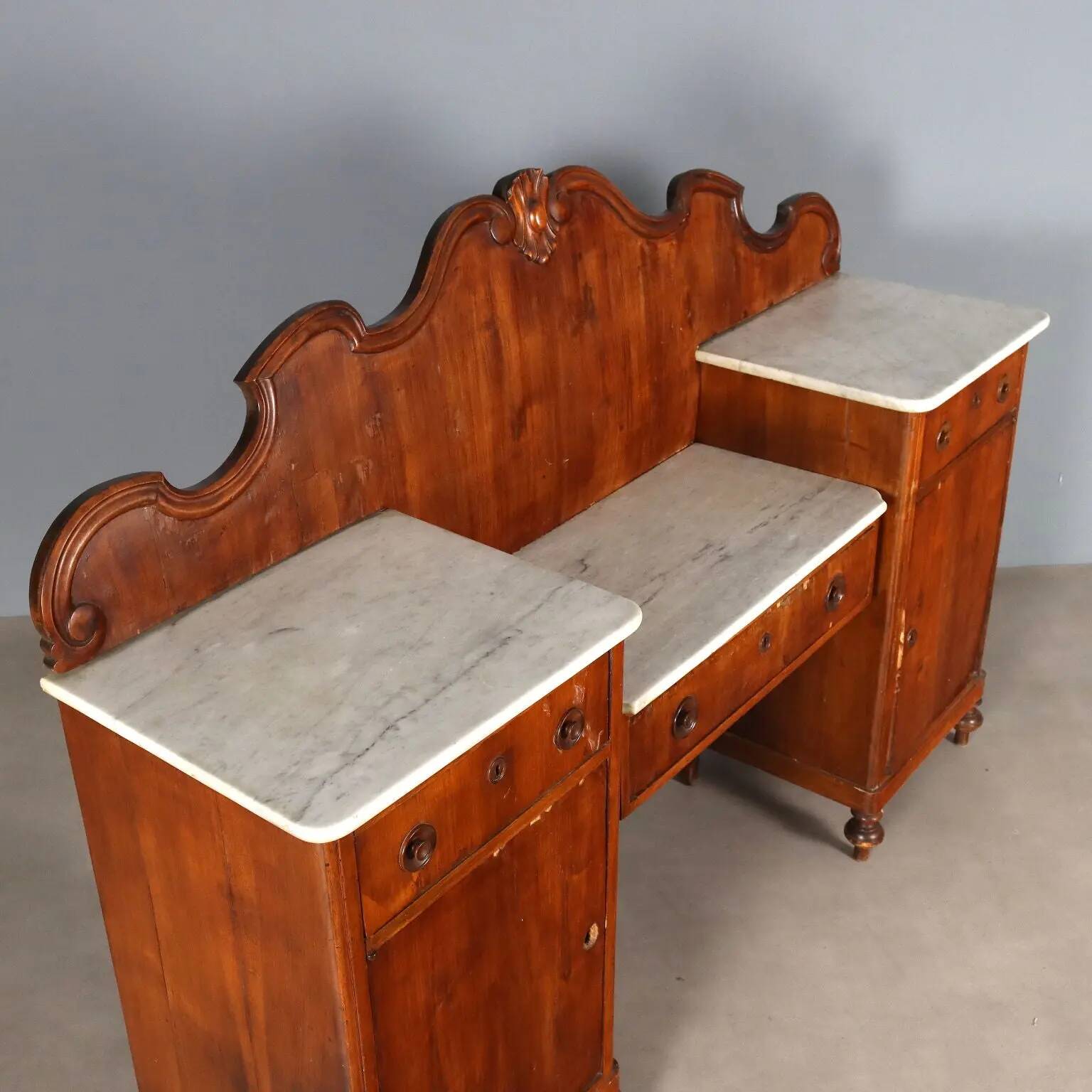 Buffet ancien en noyer avec plateaux en marbre blanc, XIXe siècle