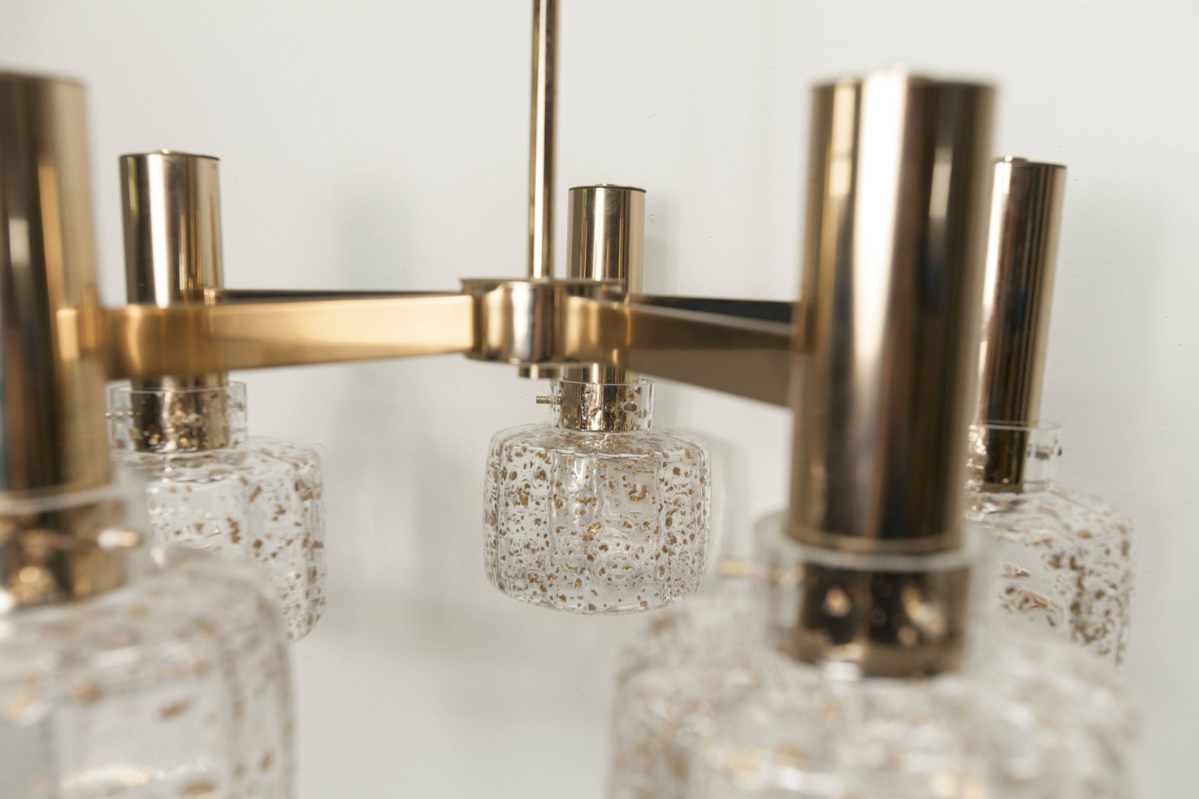 Lustre 5 branches doré et verre soufflé à paillettes dorées 1960