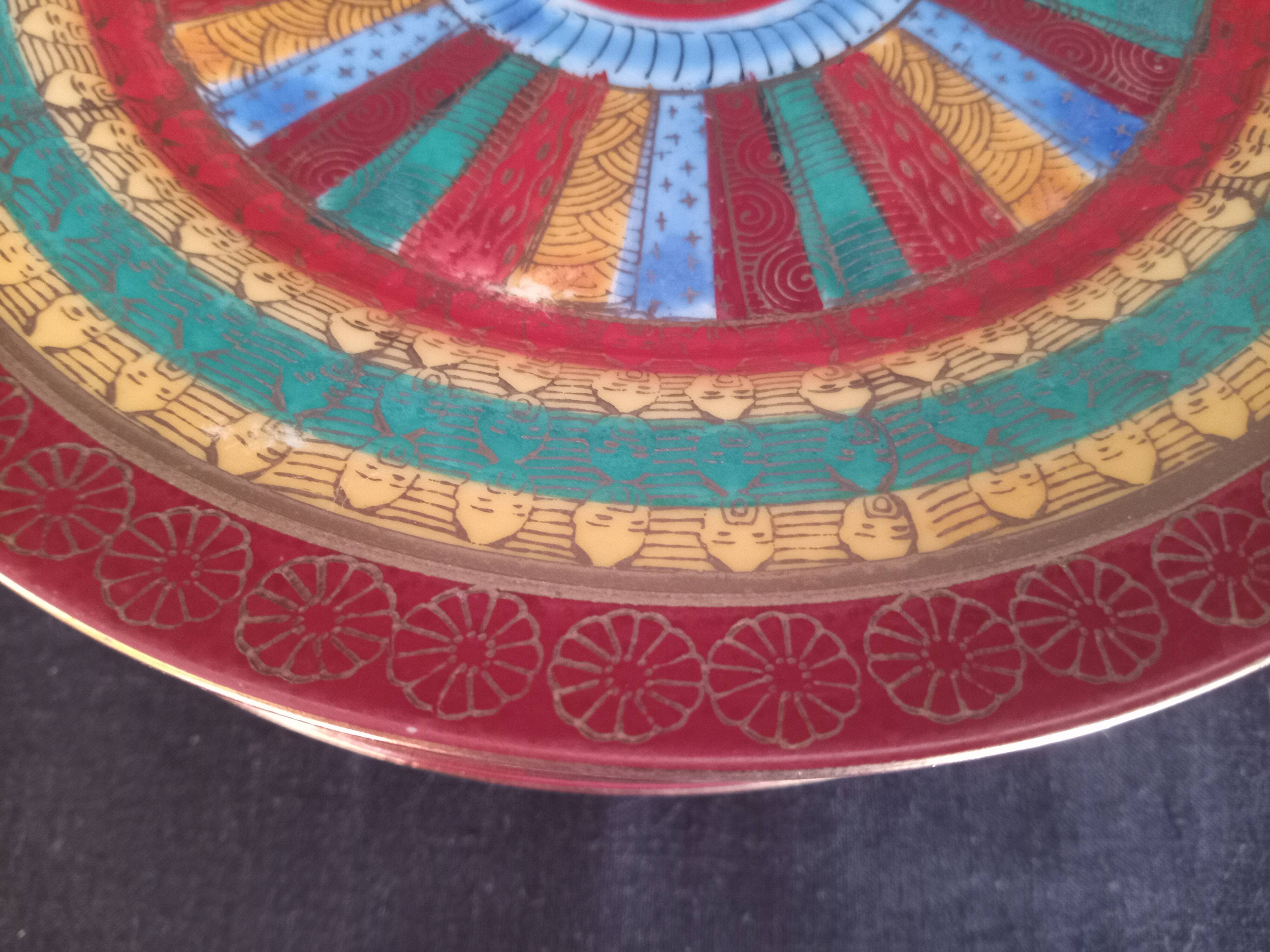 6 Assiettes à desserts en porcelaine japonaise décor géométrique et têtes d'hommes