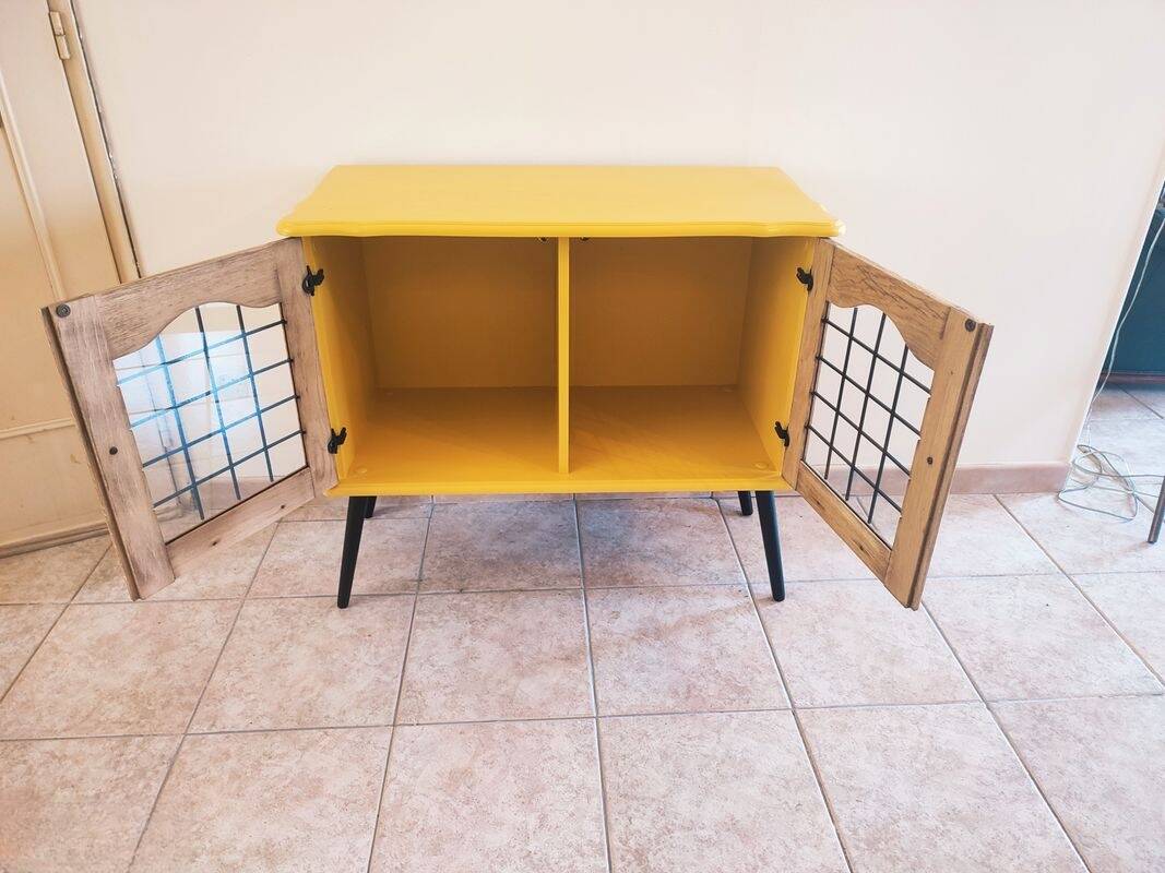 Joli petit buffet vintage jaune et noir avec portes vitrées