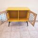 Joli petit buffet vintage jaune et noir avec portes vitrées