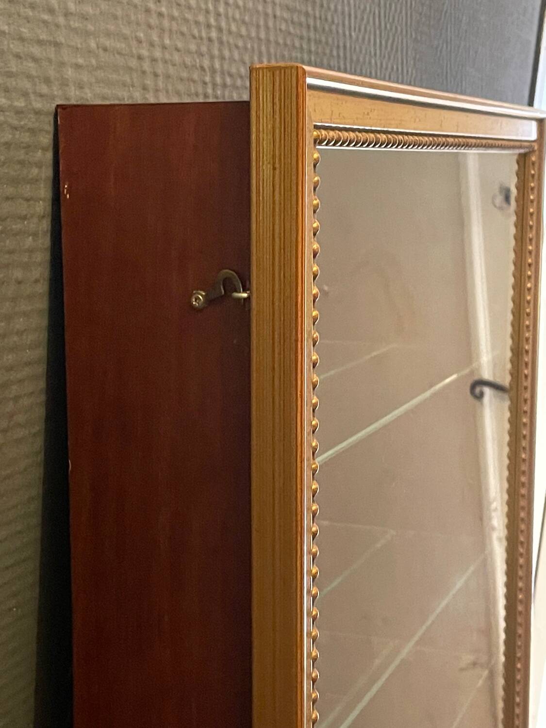 Vitrine en bois doré à suspendre .