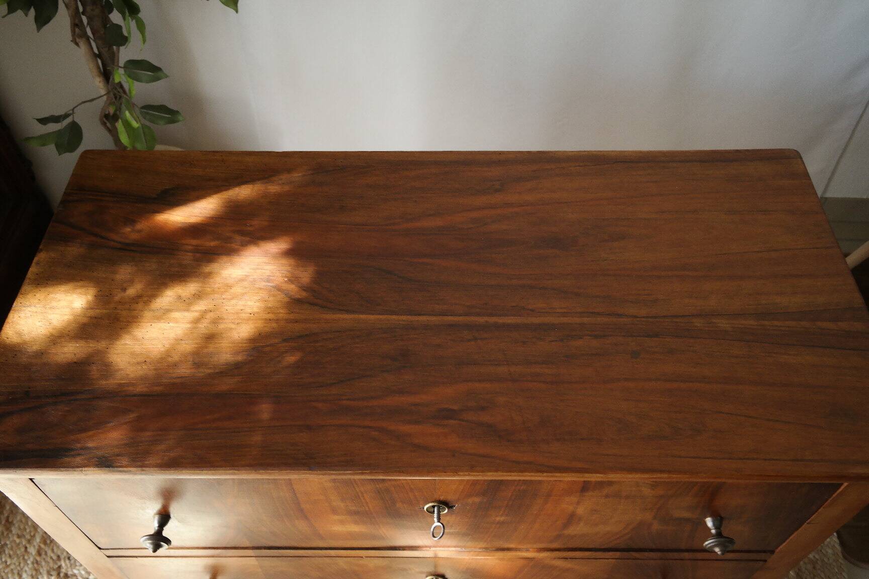 Commode basse en noyer, XXème