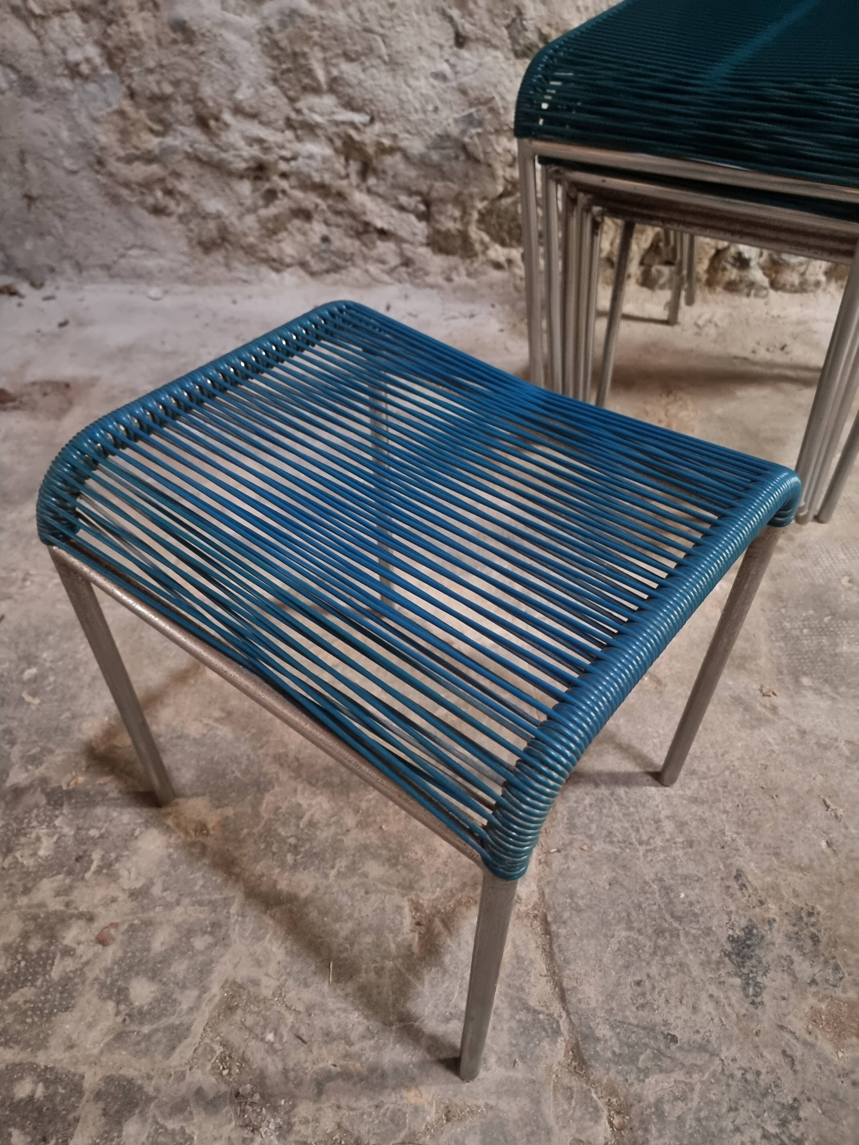 Ensemble de 6 chaises spaghetti françaises avec tabouret assorti – chaises bistrot à cadre chromé – sièges de café vintage empilables – milieu à fin du 20e siècle