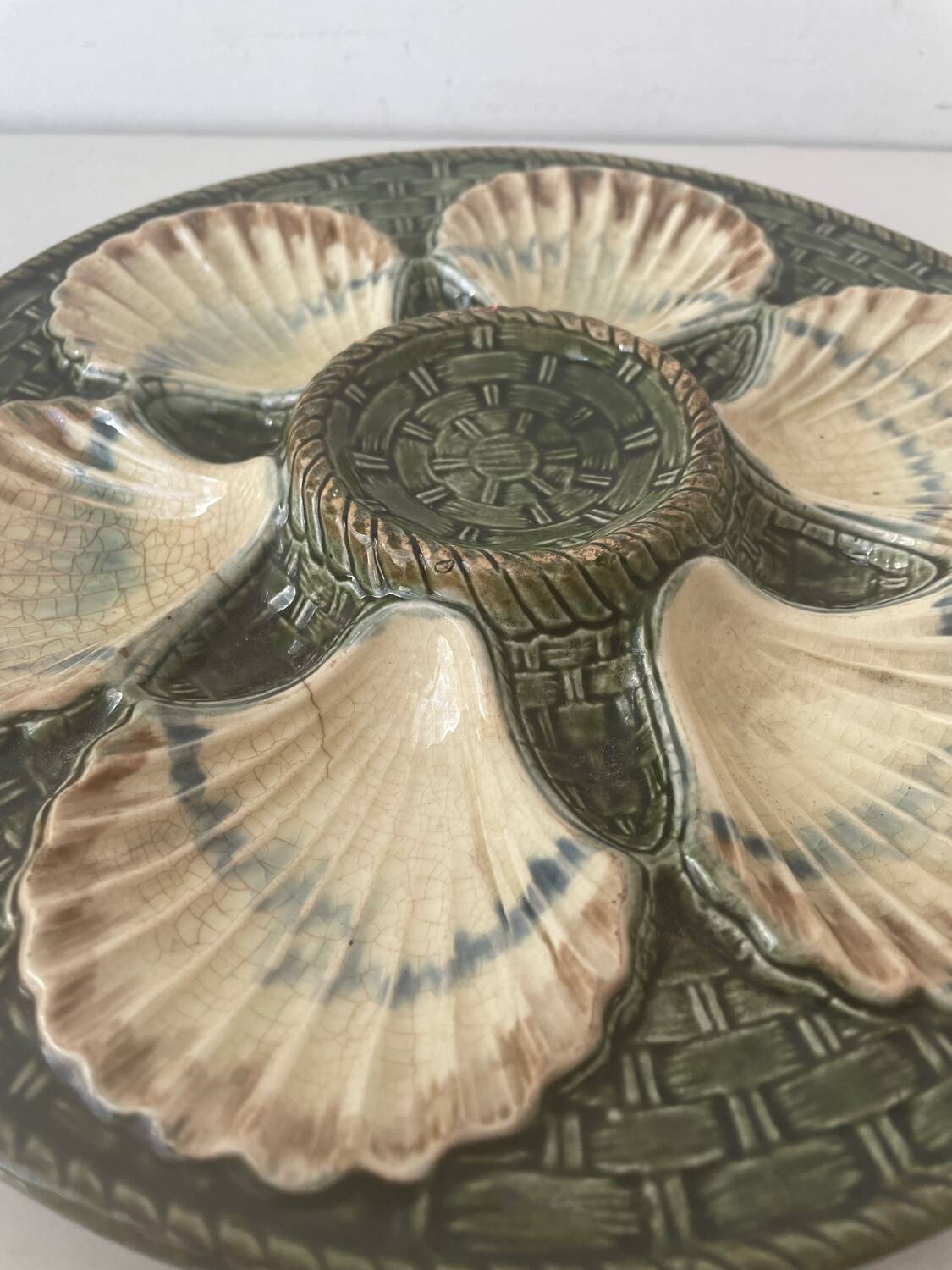 Barbotine oyster plate