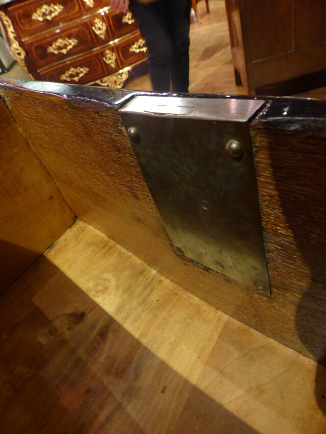 Flowers 18th century marquetry curved Dresser