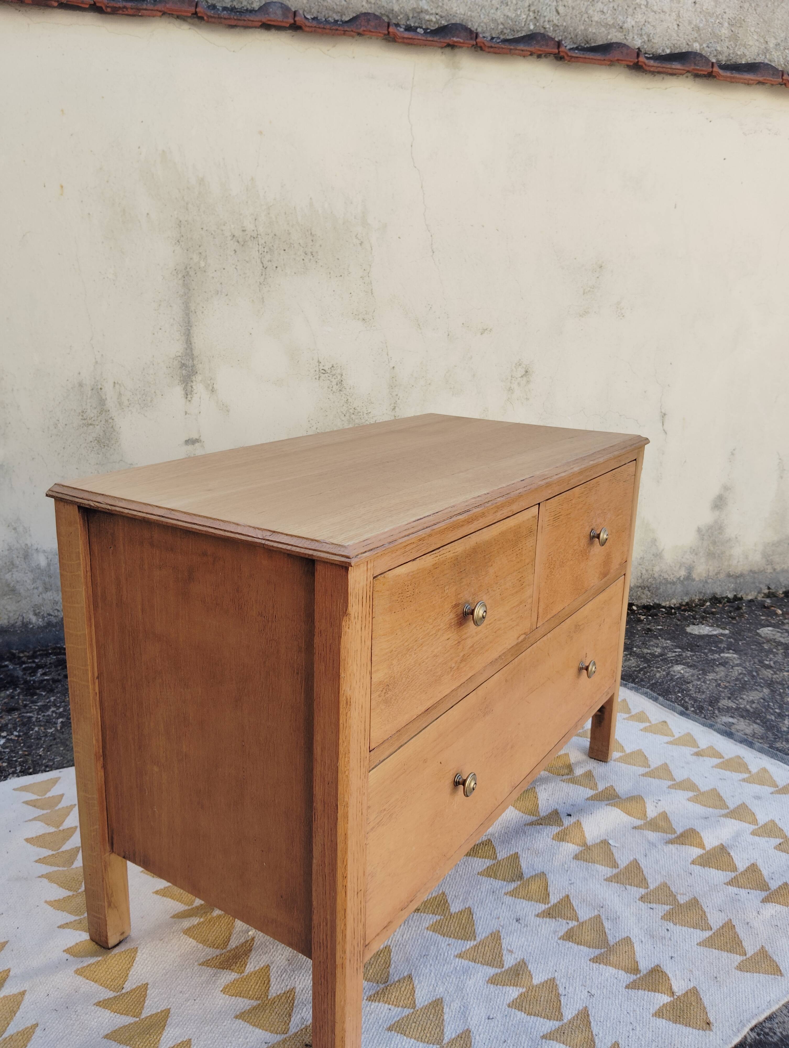 Small English oak chest of drawers with 3 drawers