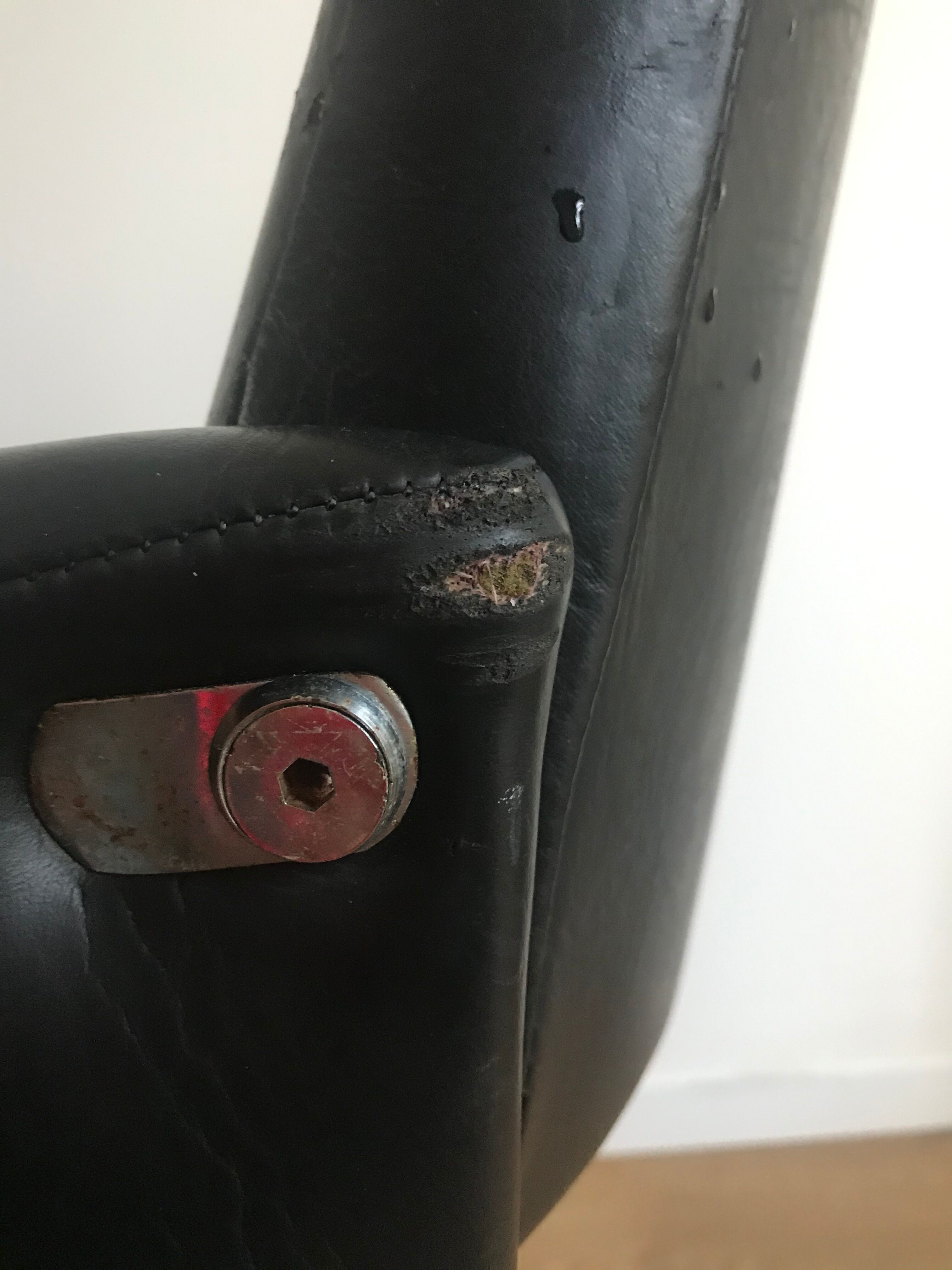 Fauteuil de bureau roulettes et skaï noir vers 1970