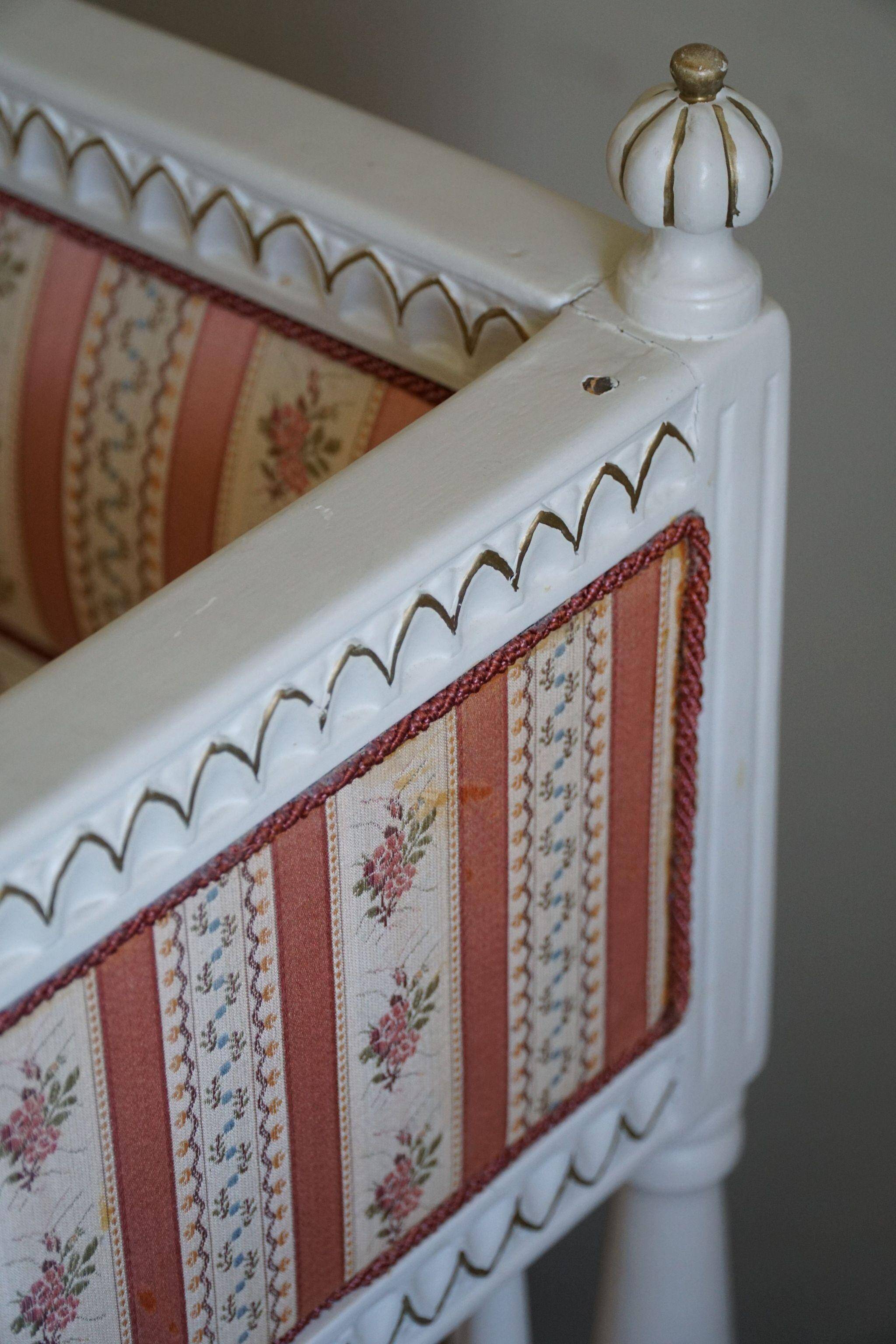 Antique Gustavian canapé / bench from the early 19th century, by a Swedish cabinetmaker.