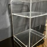 Table d’appoint en plexiglass