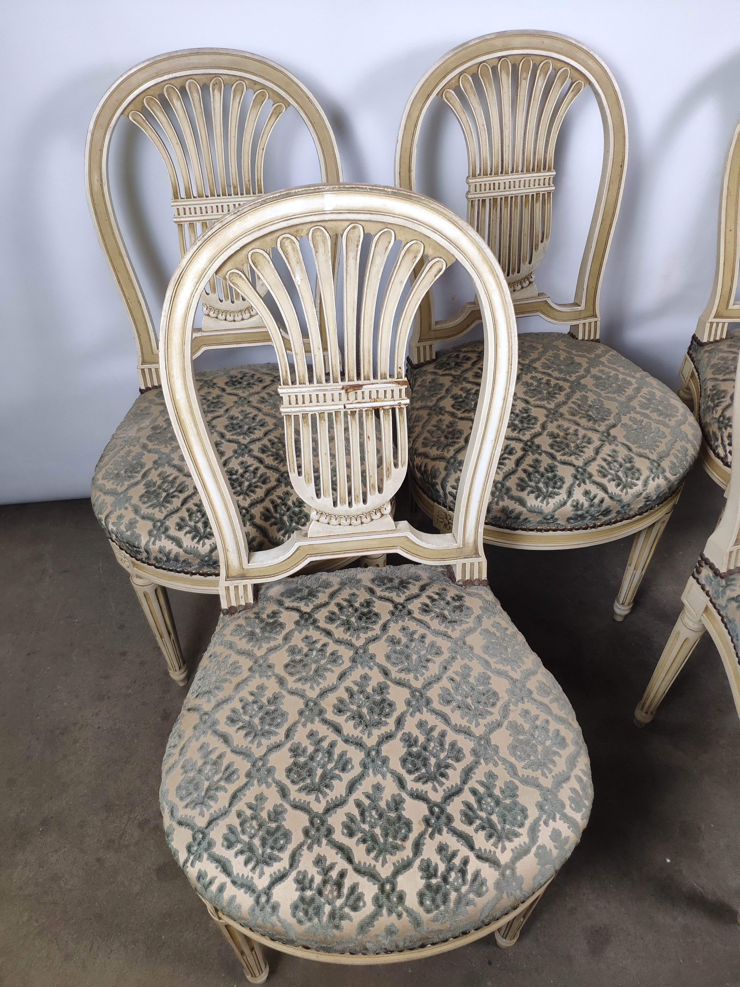 5 chaises en bois laqué blanc style Louis XVI