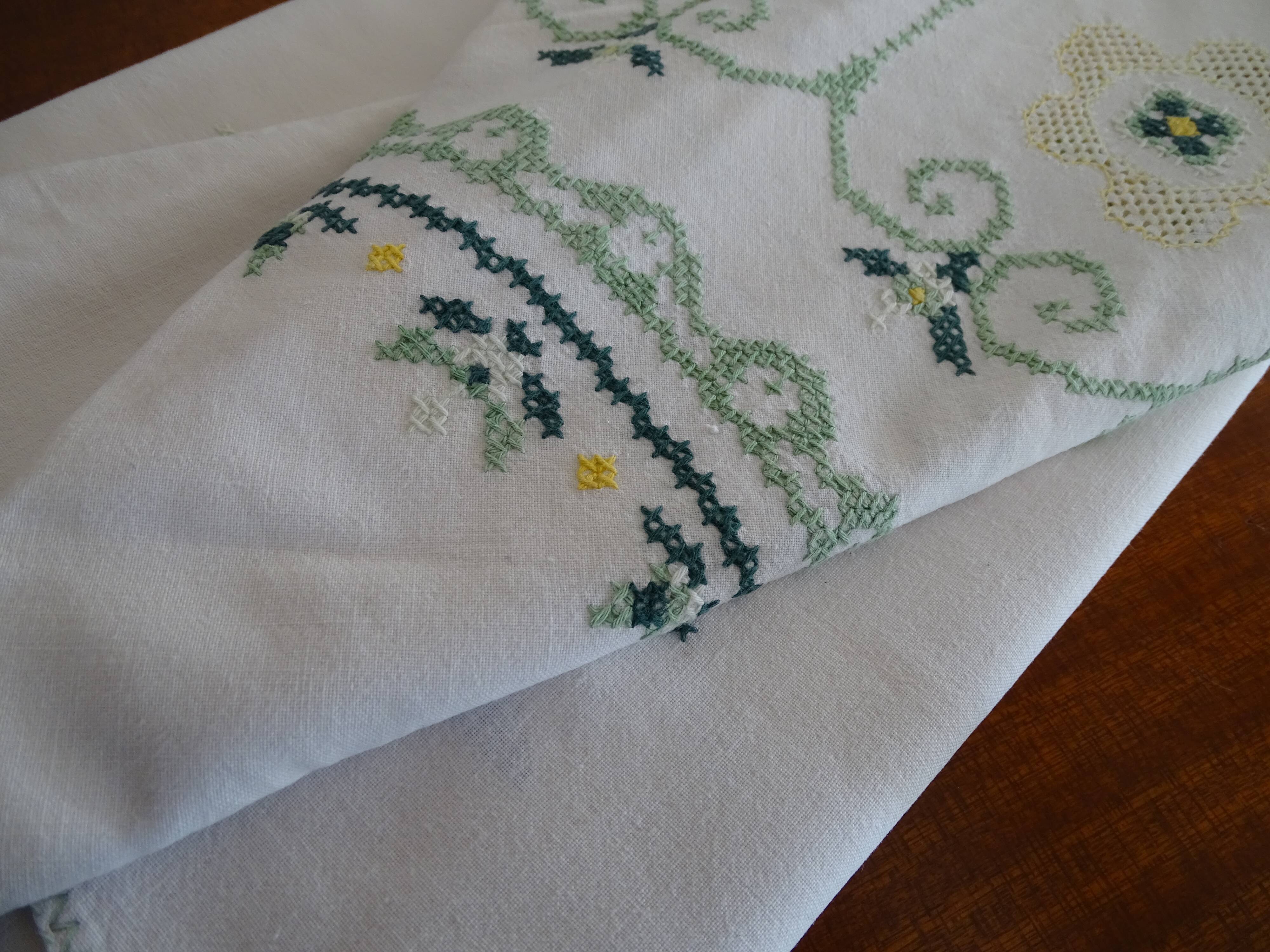 Round embroidered tablecloth 160 cm cotton