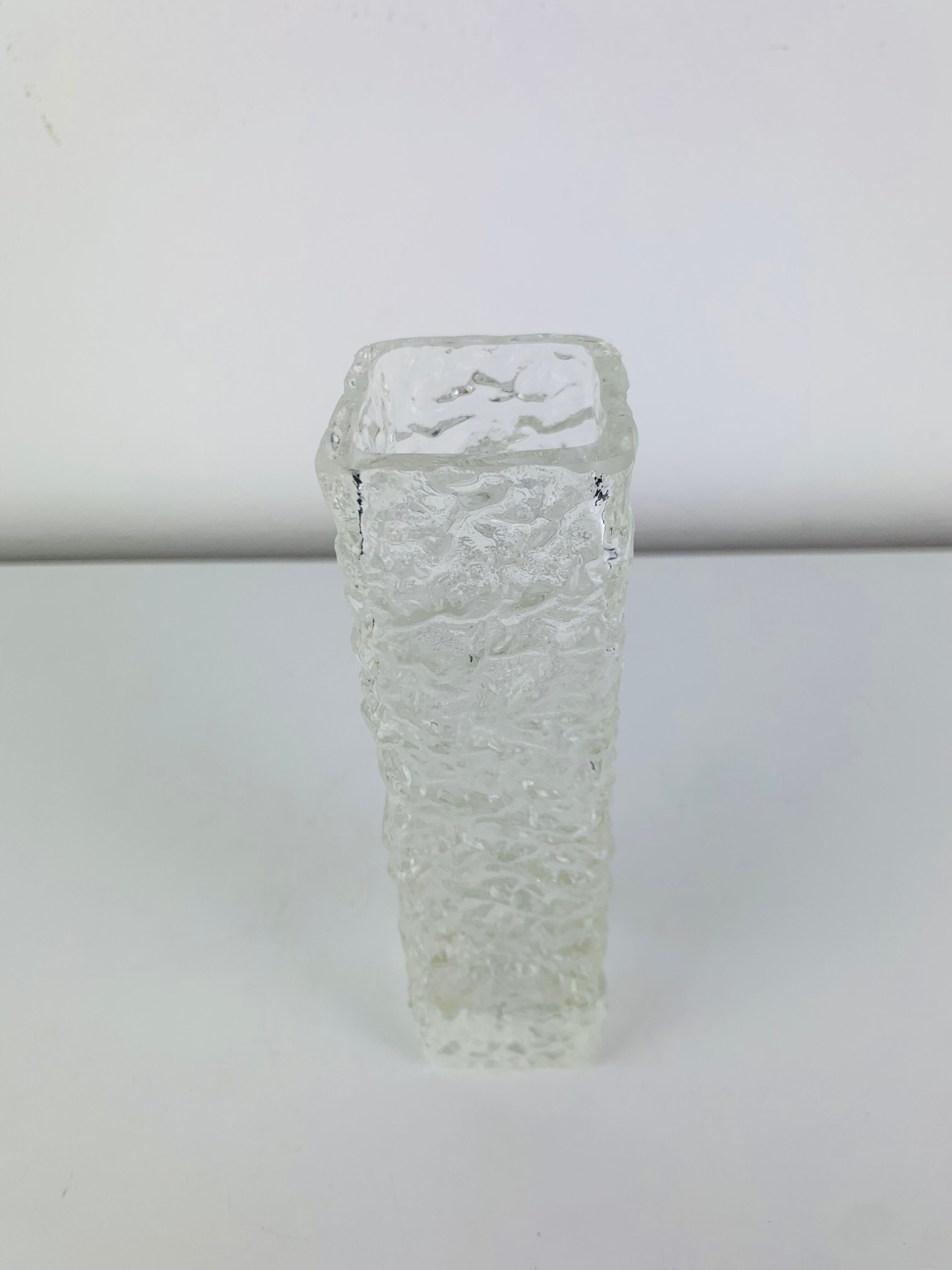 Vase verre moulé texturé années 60, style Sklo Union