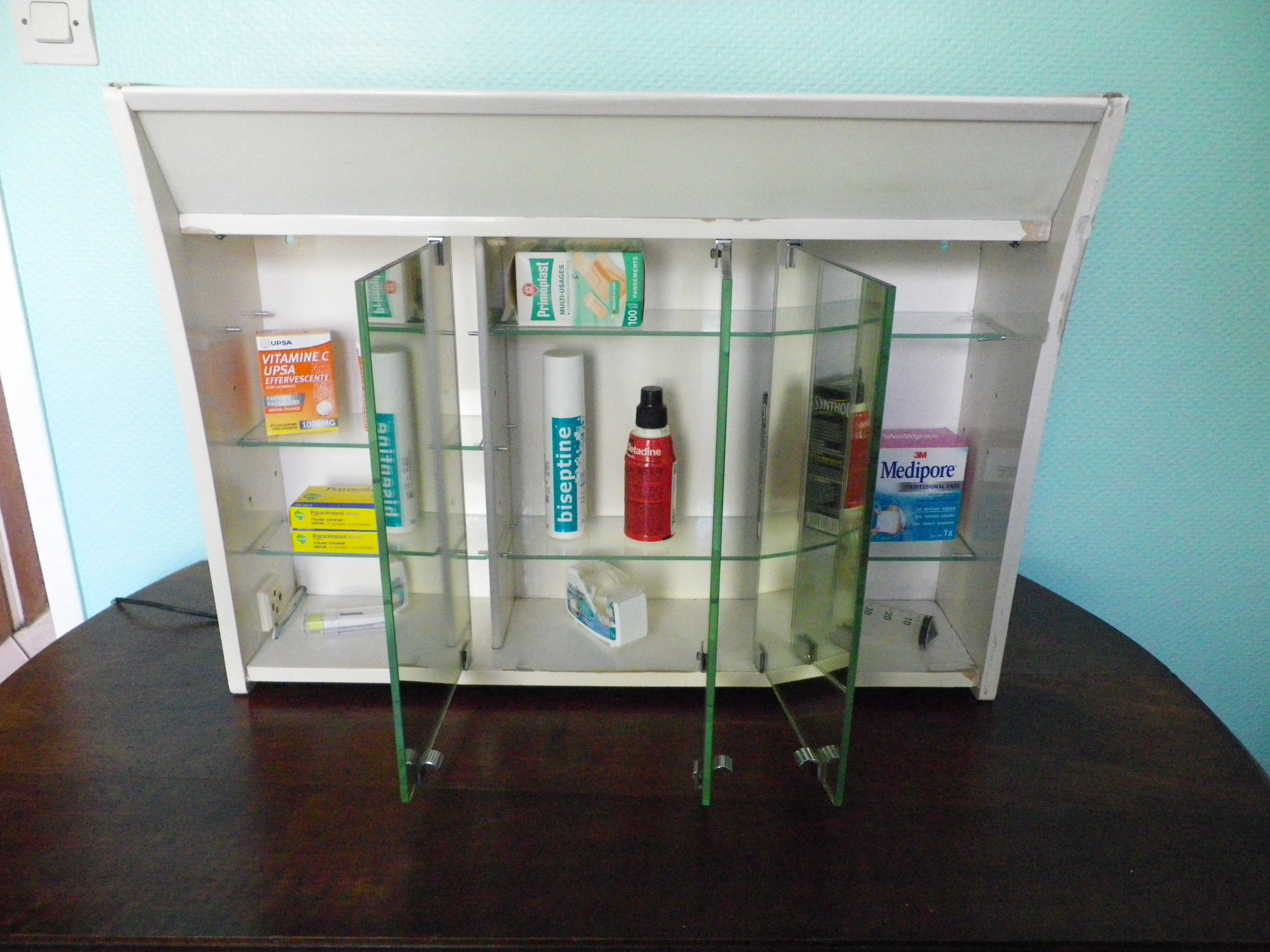 Pharmacy cabinet, 3 mirror doors, double lighting, power outlet and Bakelite switch