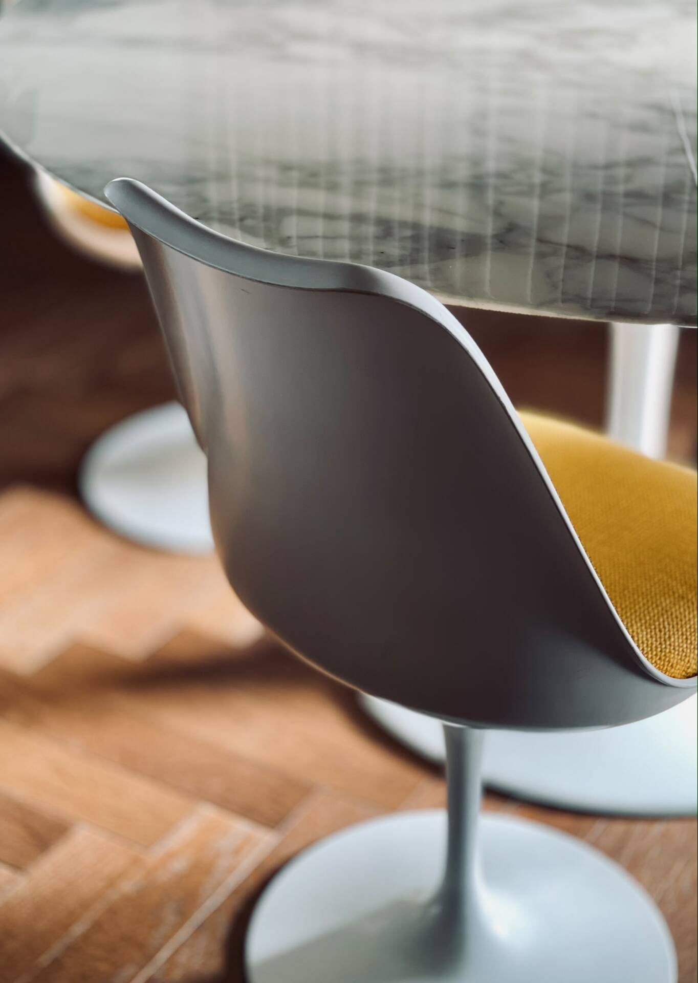 Tulip Knoll Table Saarinen + 4 chairs – Vintage design – Calacatta marble