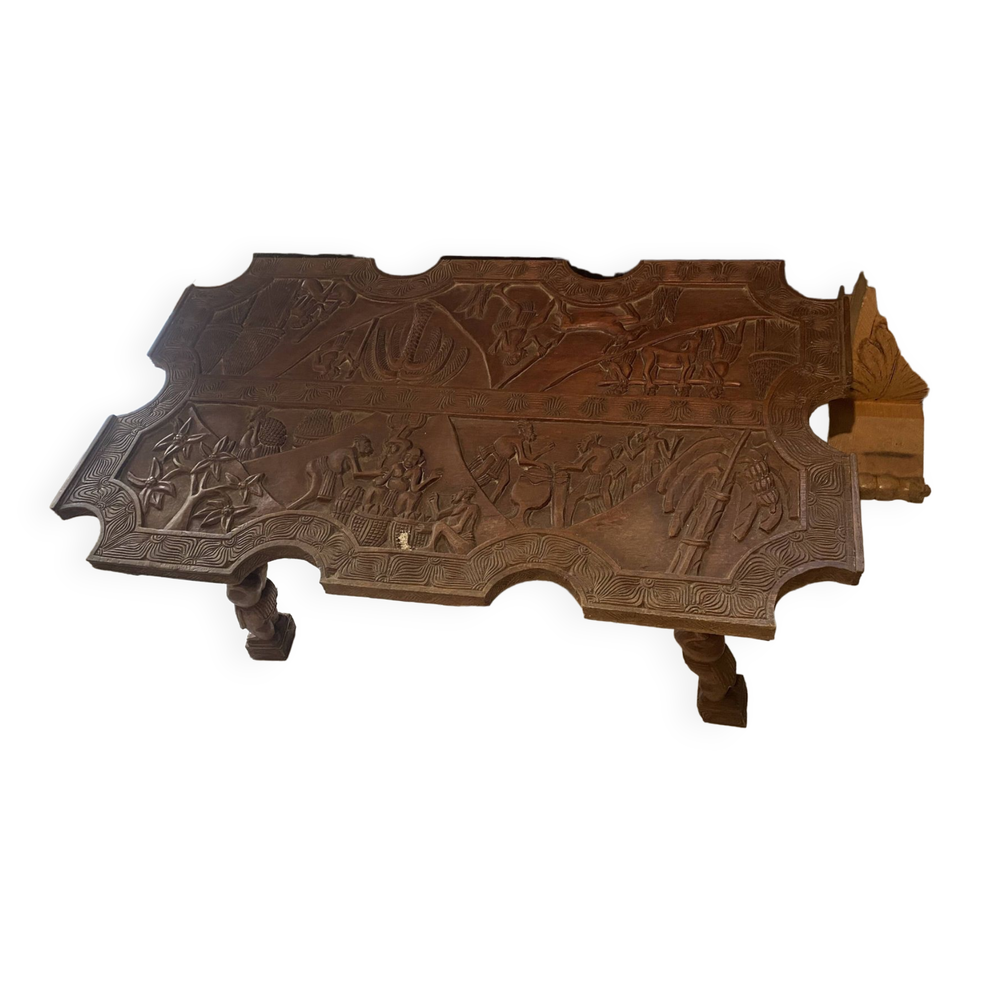 Table en bois sculpté africaniste