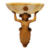 Applique dont la base est une dame en bois sculpté tenant l'abat-jour en albâtre des années 1920