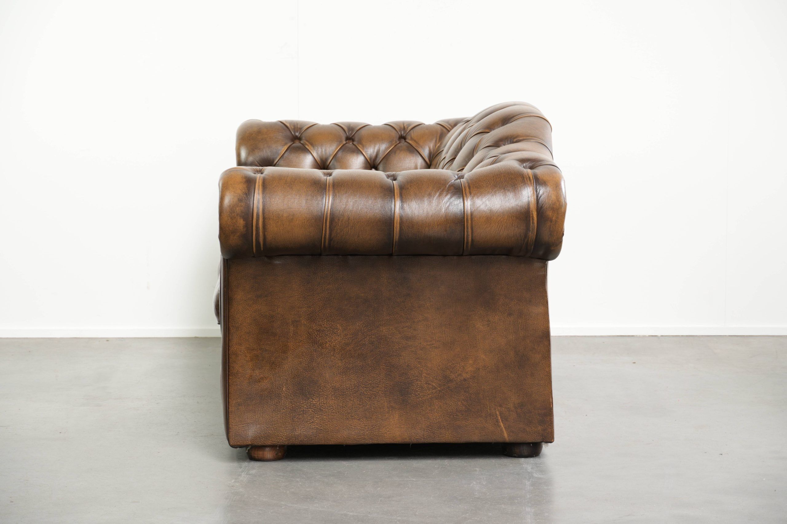 English cowhide leather Chesterfield 2-seater sofa in a luxurious colour
