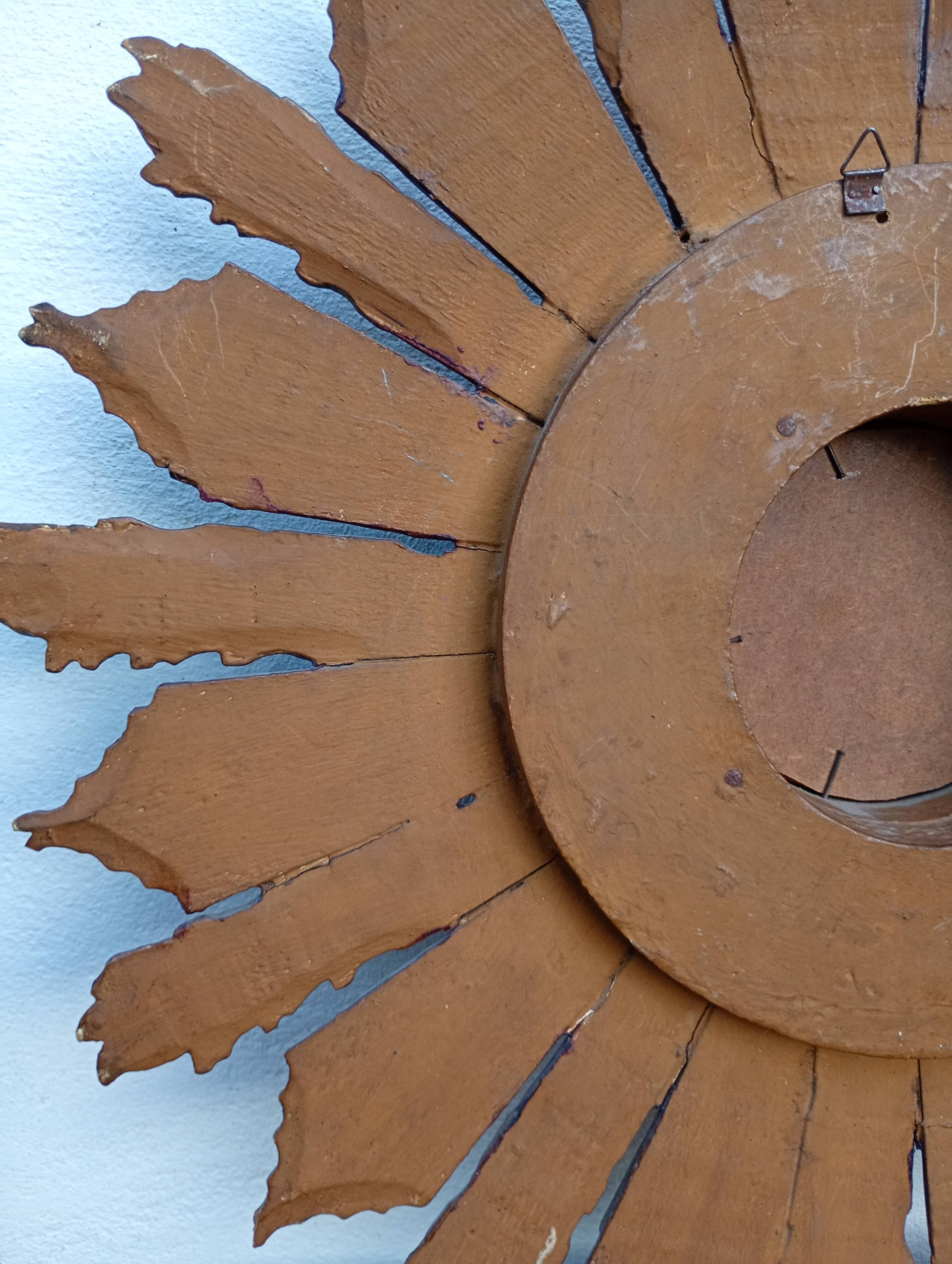 Grand miroir soleil des Pays-Bas en bois sculpté doré – années 60 m