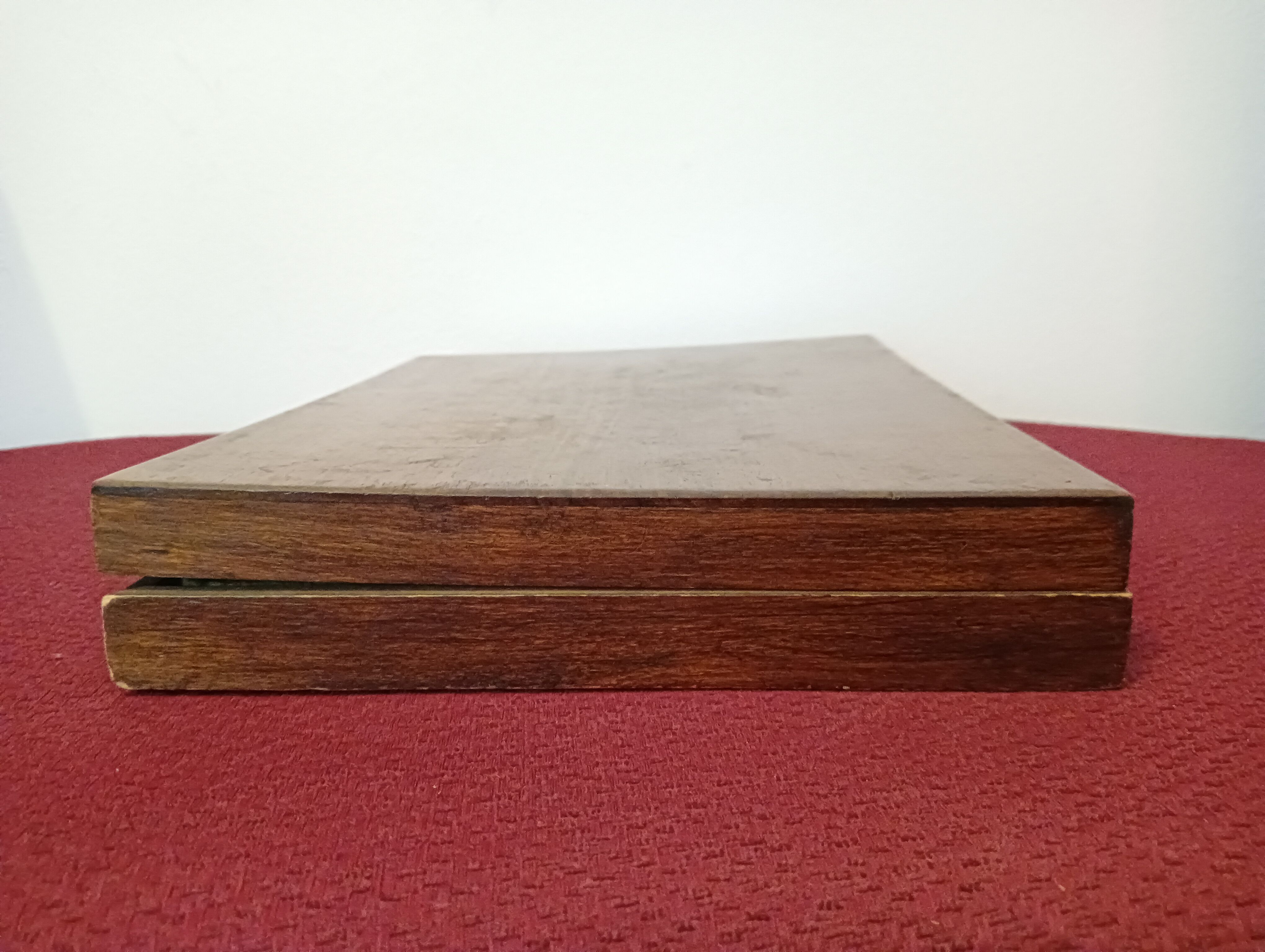 Old mahogany game box with bone tokens, XIXth century
