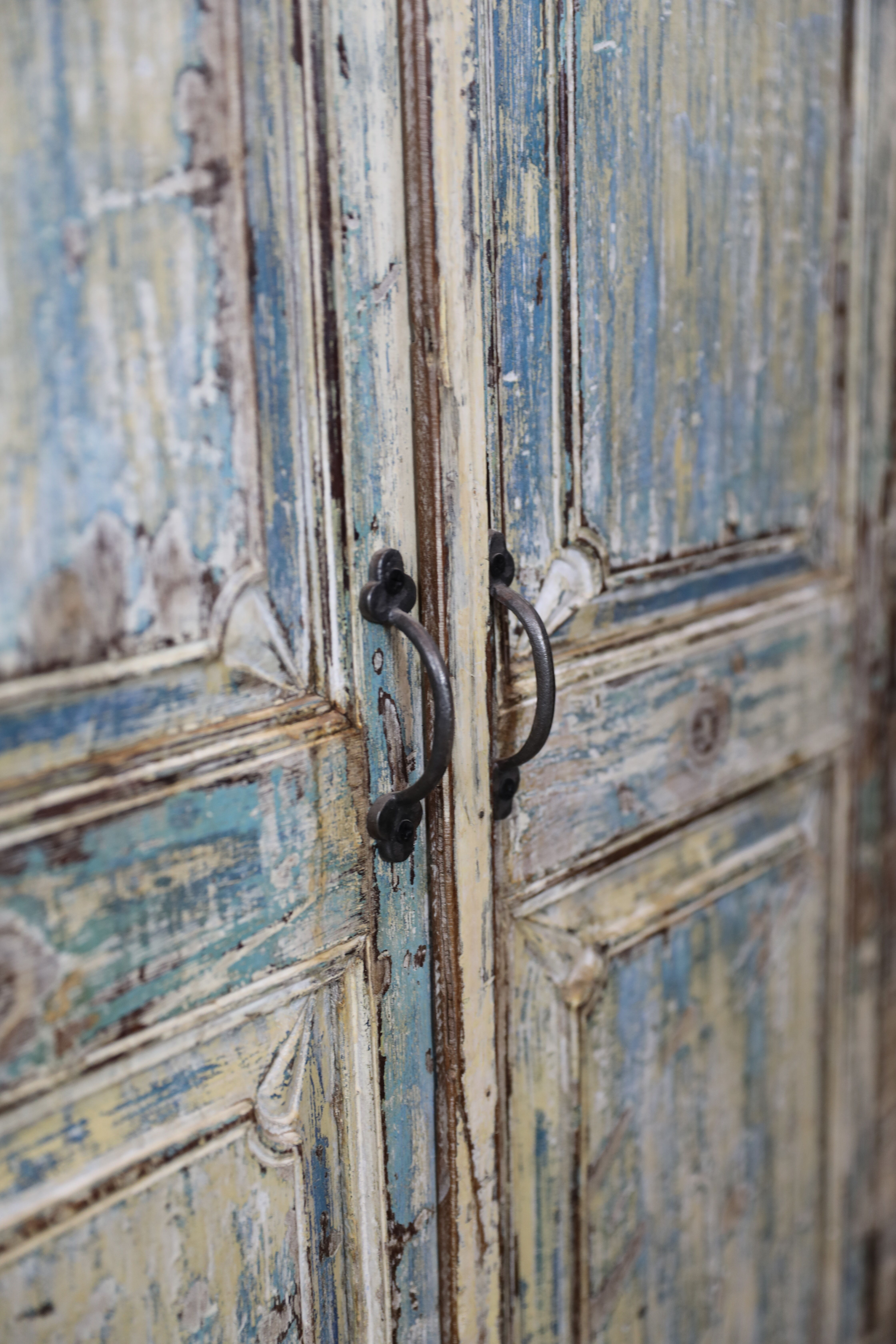 Low cabinet two doors in mango tree, patinated effect