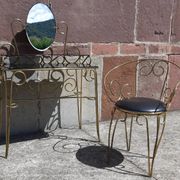Coiffeuse et chaise en métal doré et opaline.
