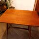 Table rétro de style bruxellois avec étagère tressée – Dřevopodnik Holešov, années 1960
