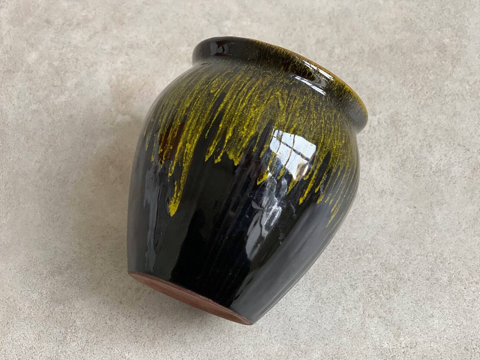 Petit vase en céramique vintage avec glaçure goutte à goutte jaune