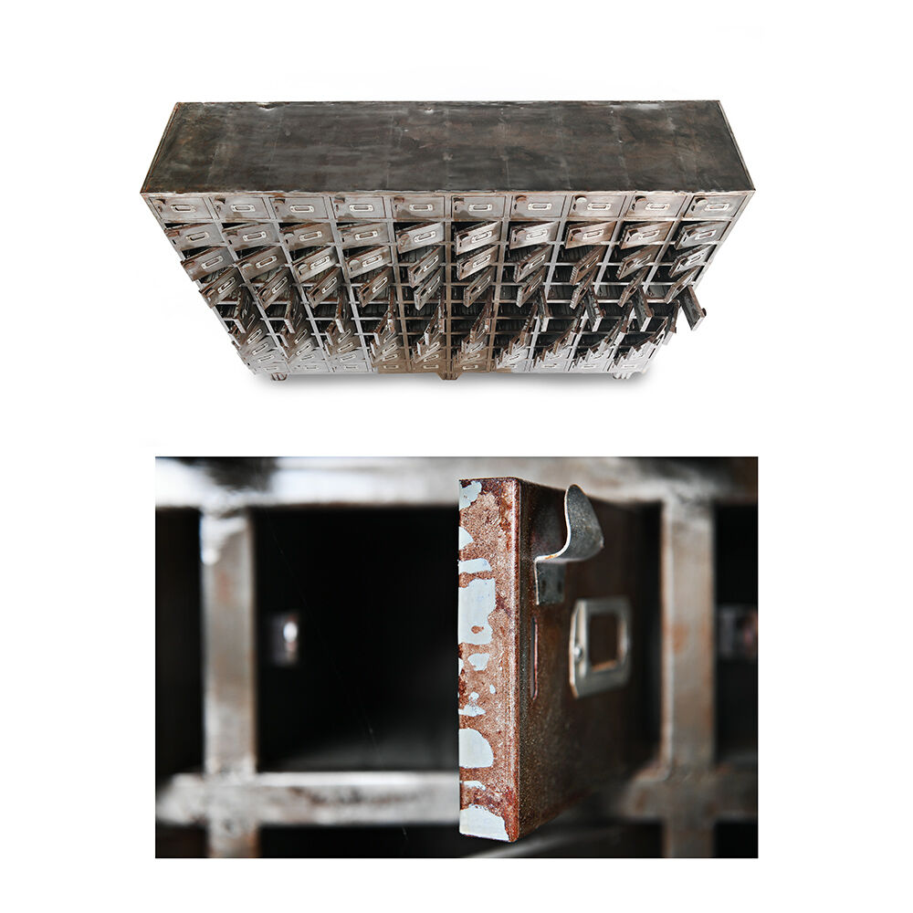 Industrial furniture with 100 metal lockers