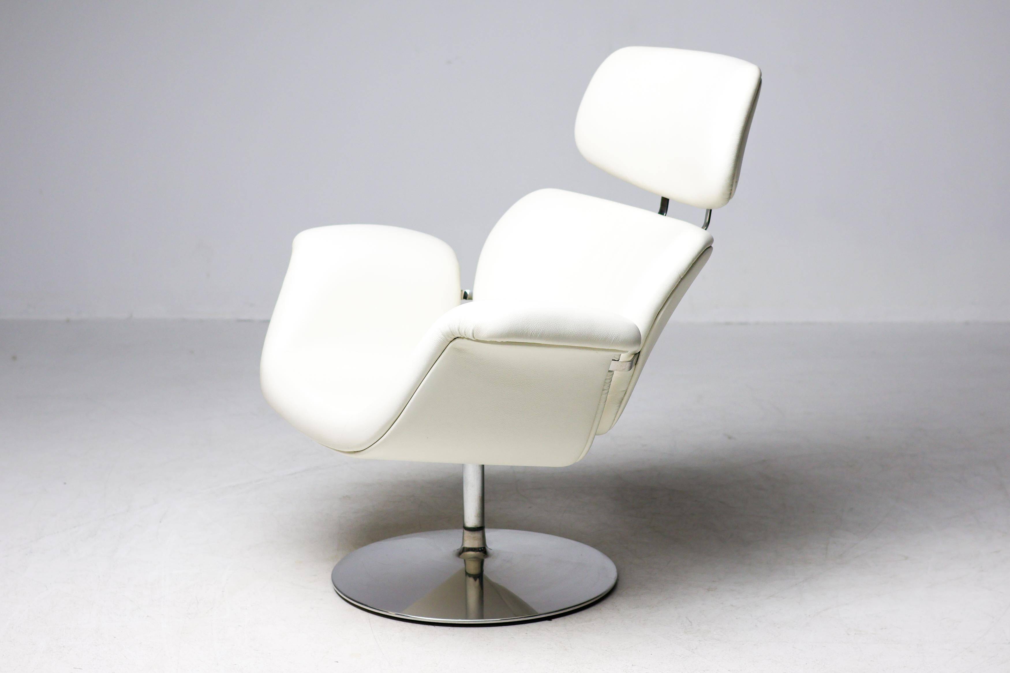 Artifort Tulip F545 Lounge Chair by Pierre Paulin, white leather