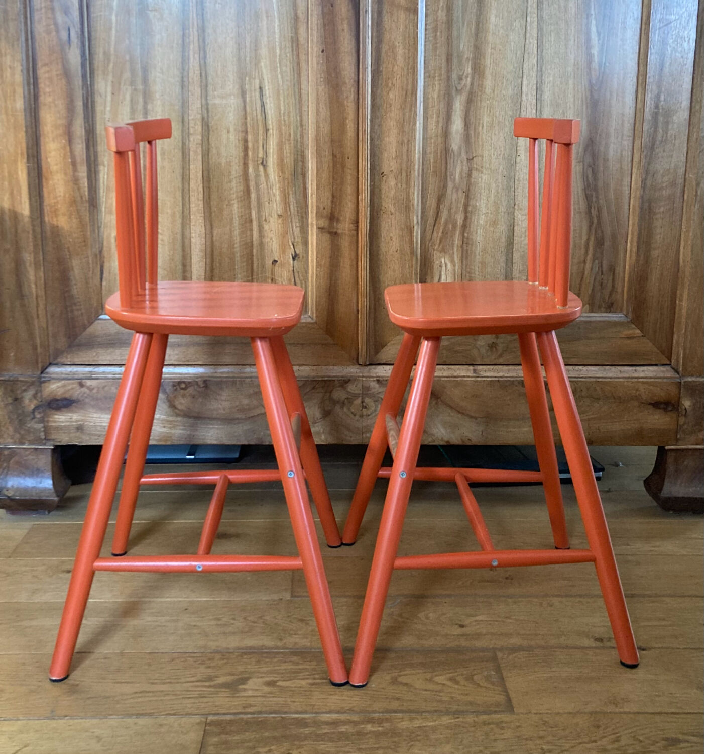 Vintage solid wood high chairs in Western style for children.