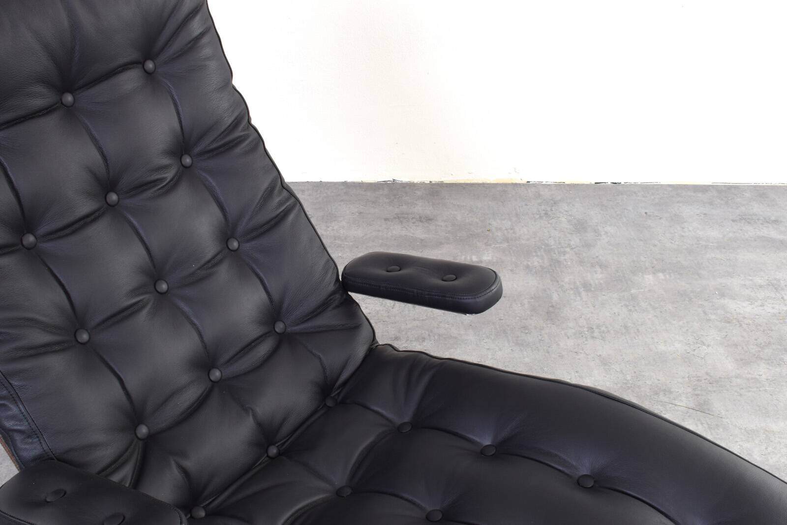 Bauhaus Leather and Chrome Model Fenix Chaise Longue by Sam Larsson for Dux
