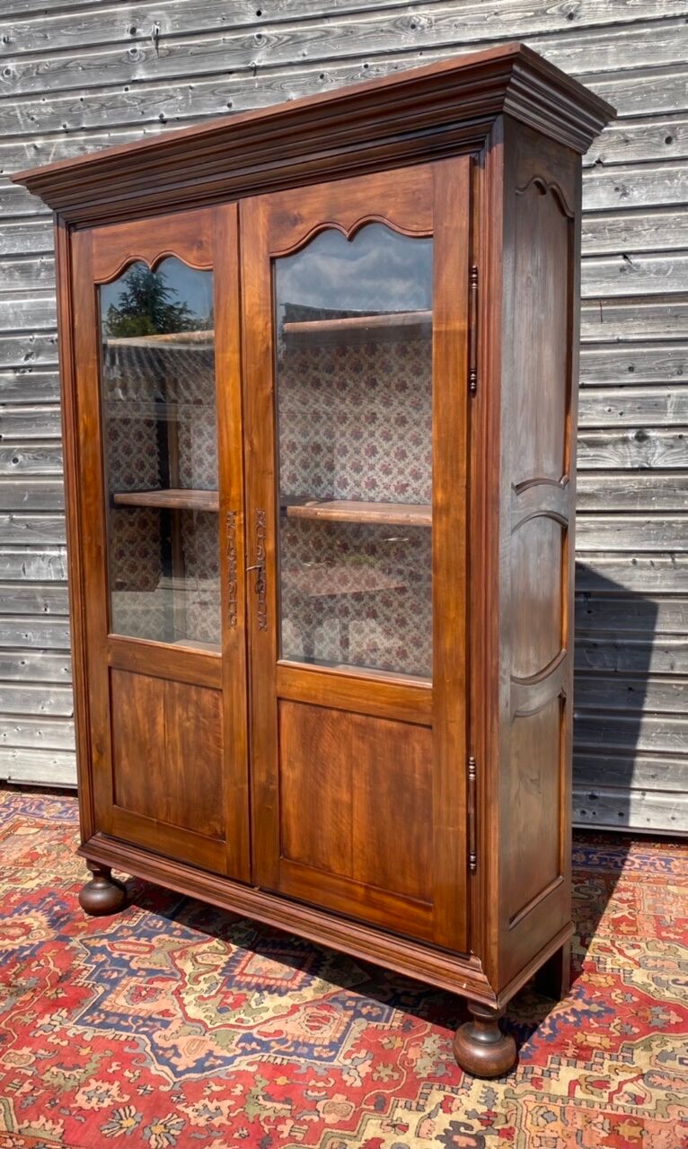 Vitrine en noyer d’époque restauration XIX eme siècle