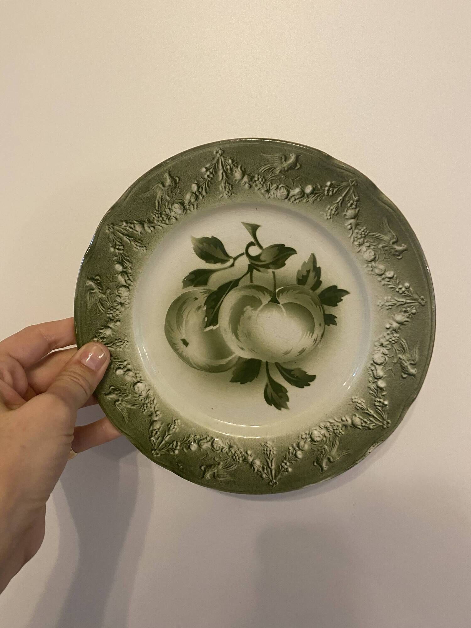 10 assiettes à dessert en barbotine Keller et Guerin Lunéville