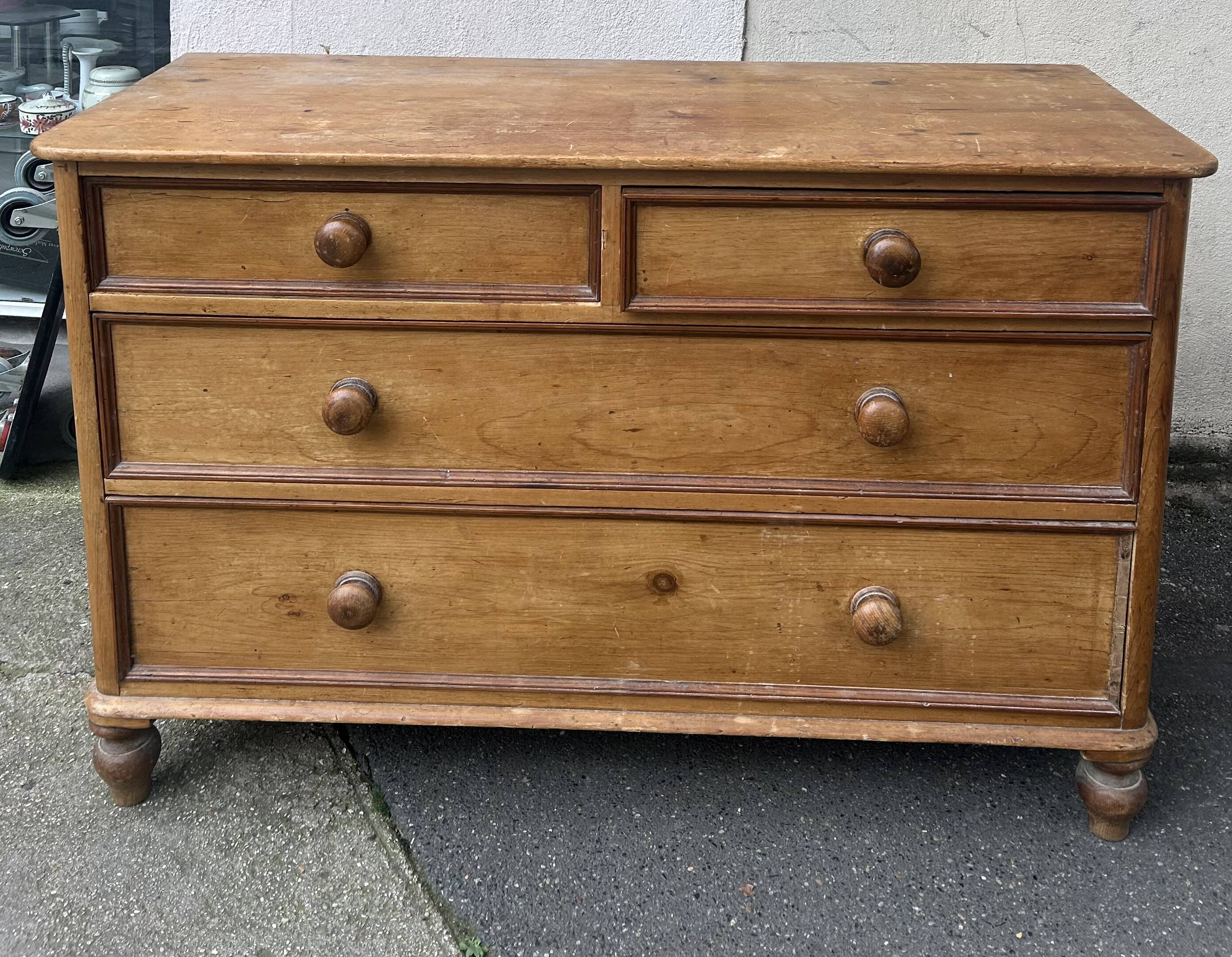 Pine chest of drawers with 4 drawers