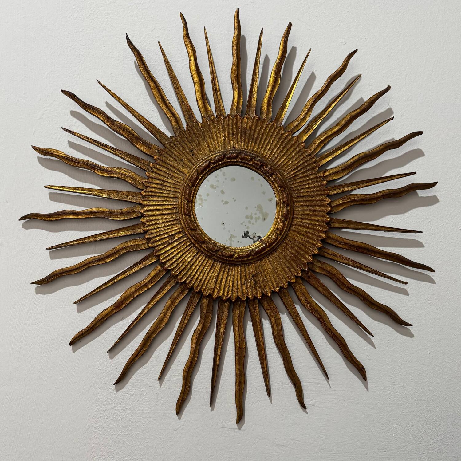 Miroir Soleil dit de Sorcière bois doré 20’s