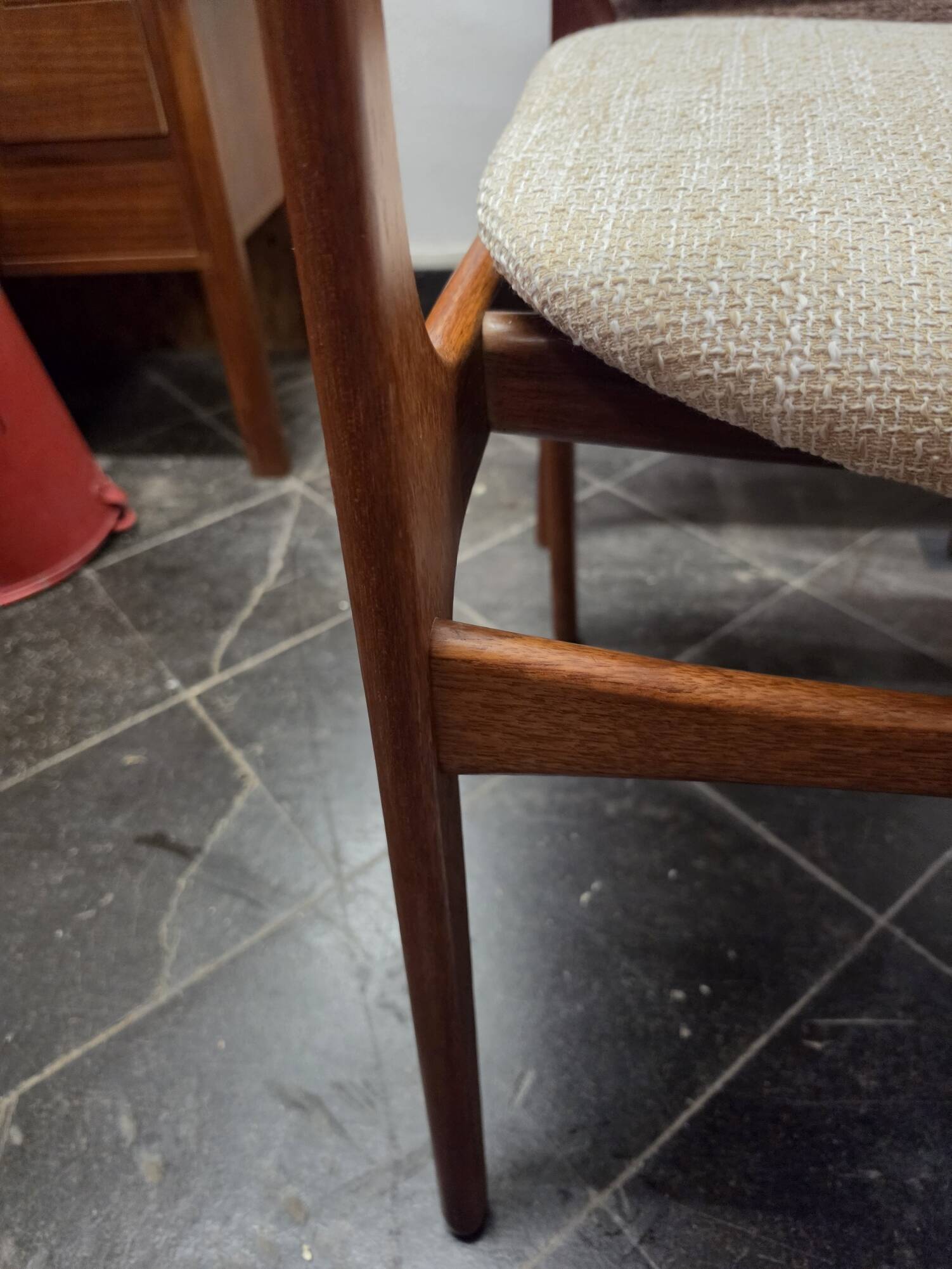 Un ensemble de quatre chaises de salle à manger en teck vintage.