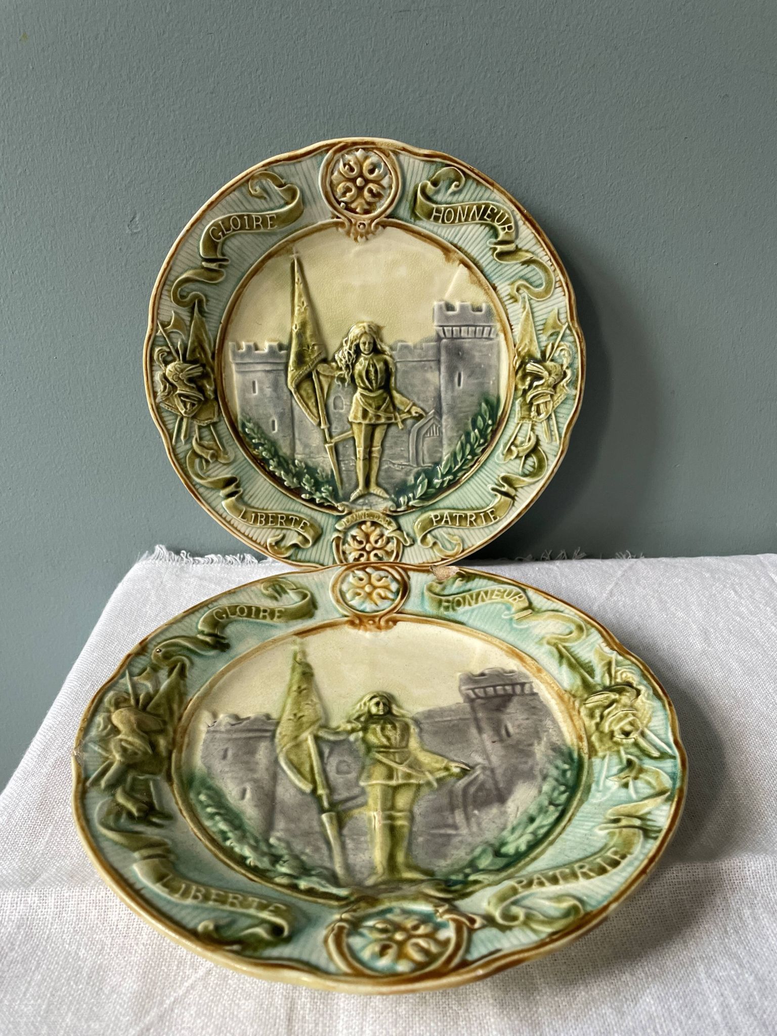 Set of two plates late nineteenth in slip Jeanne d'Arc
