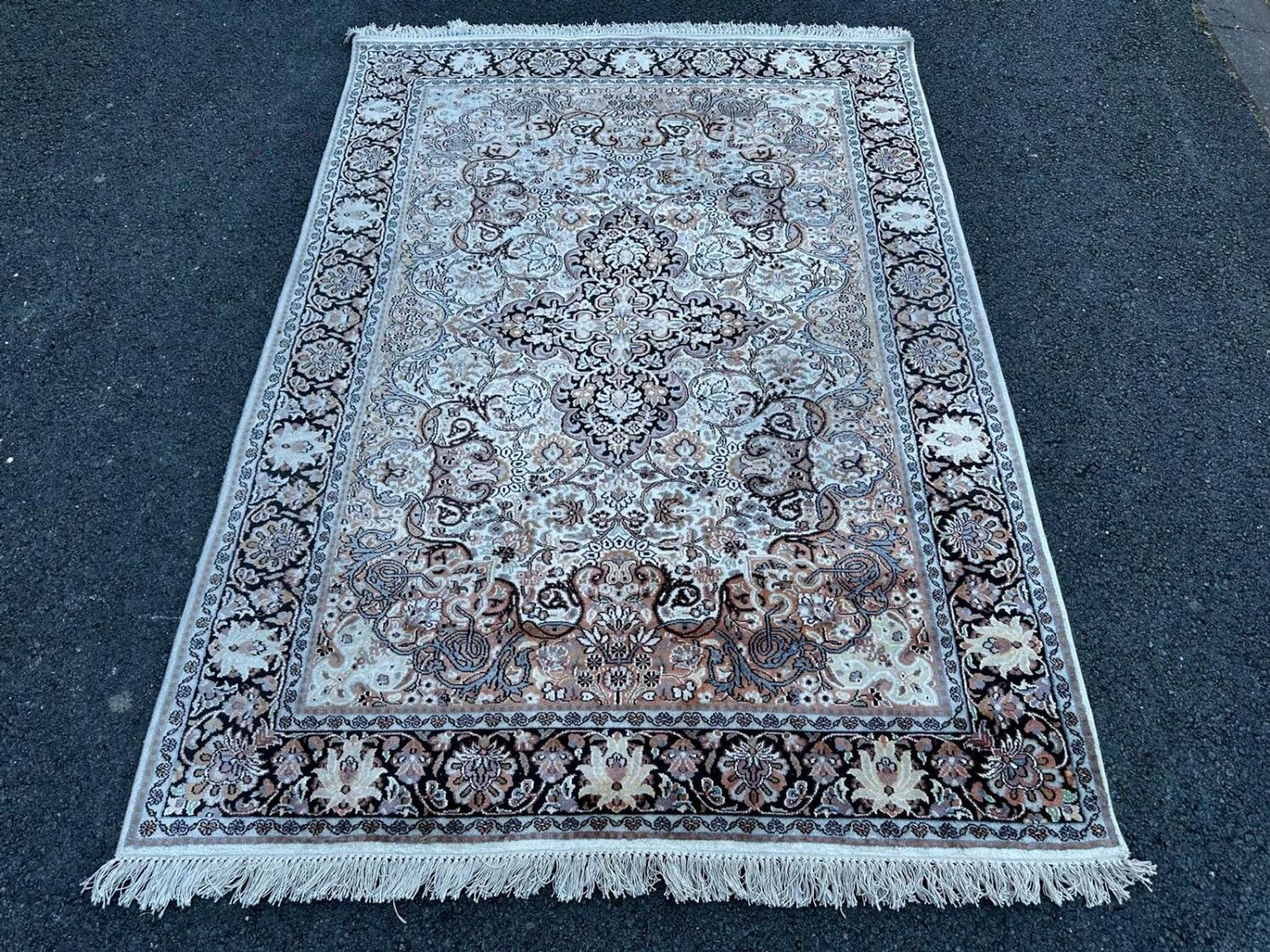 Tapis persan en soie noué à la main