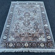Tapis persan en soie noué à la main