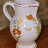 Cruche en faïence fleurie