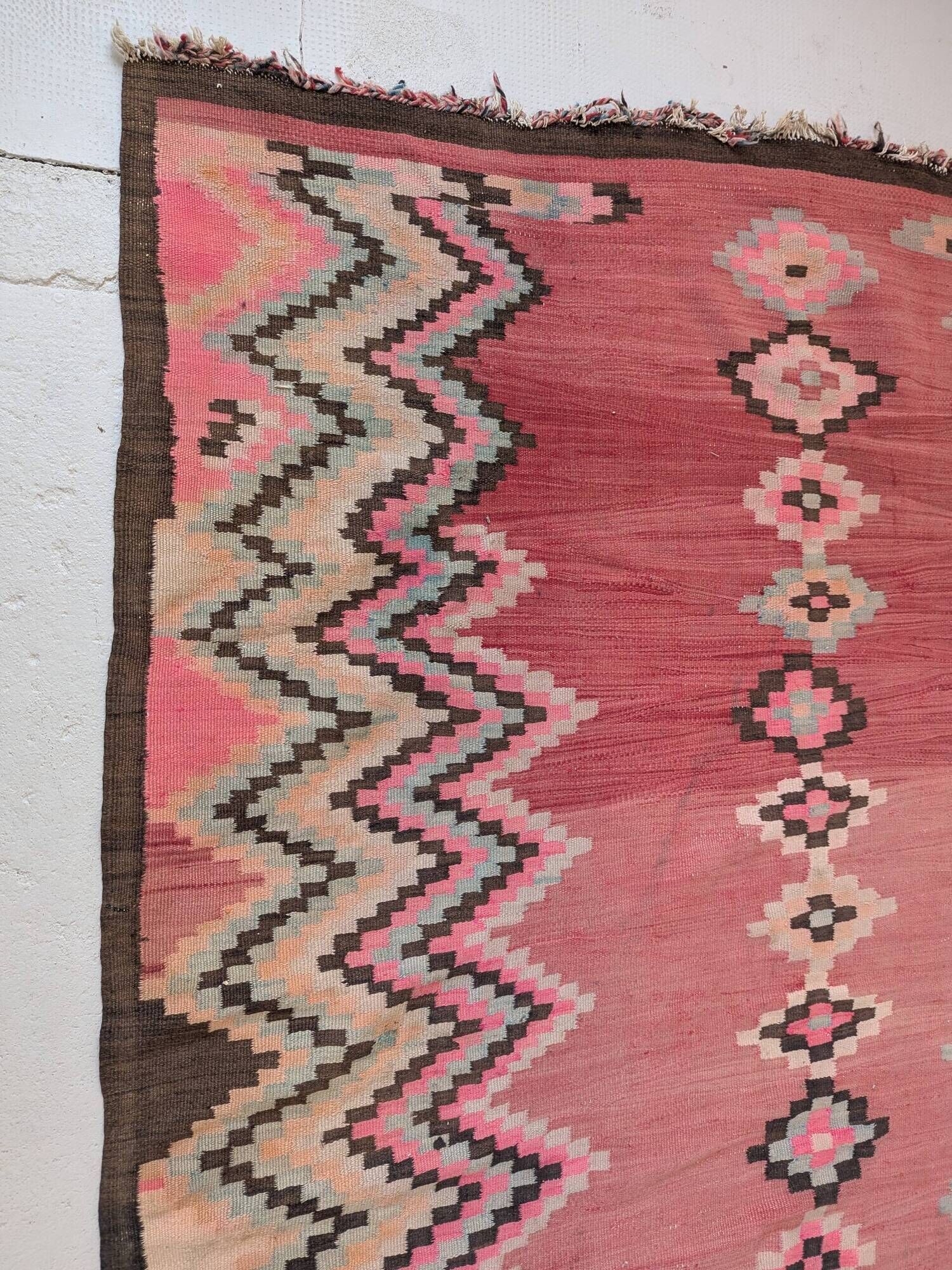 Tapis kilim ancien dans des tons rose