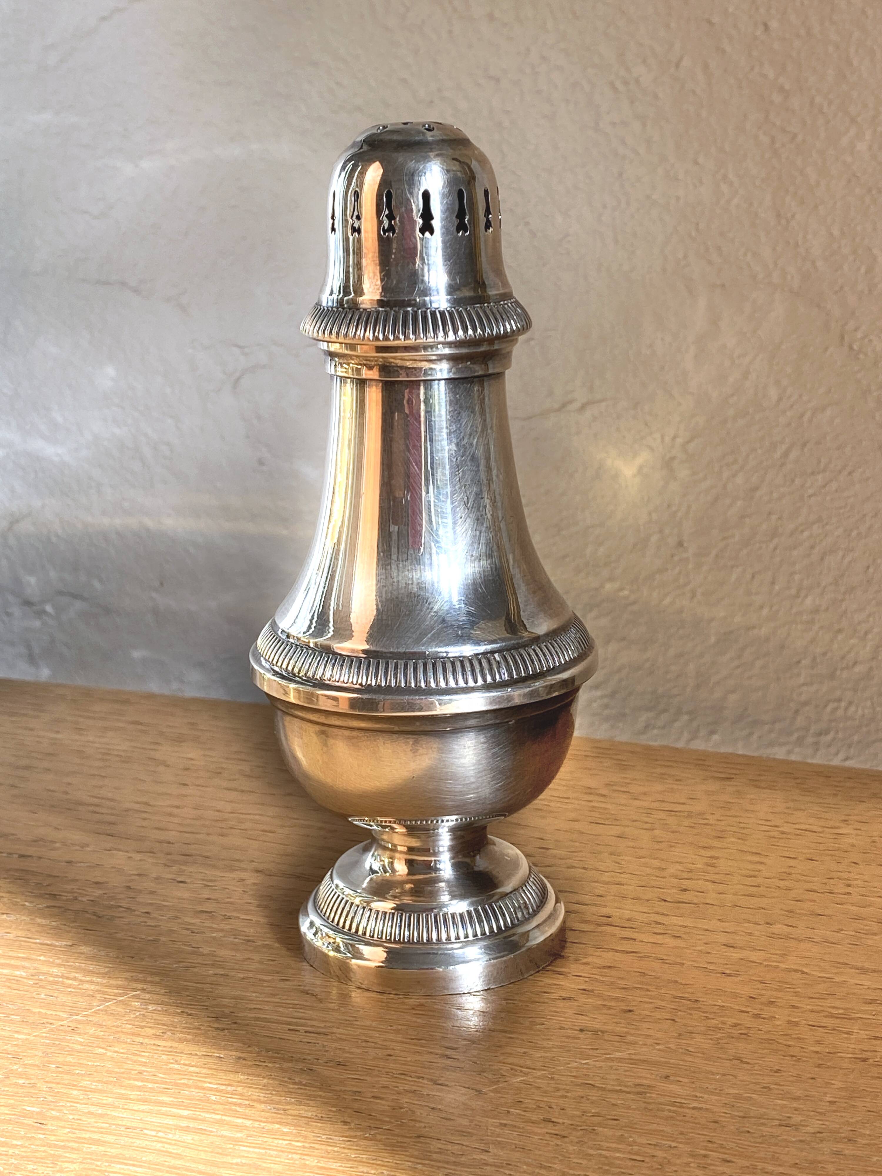 Saupoudreuse à sucre en métal argenté modèle Godrons