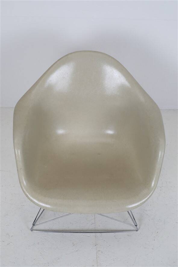 Rare Herman Miller / Charles & Ray Eames “LAR” fiberglass armchair on “Cat’s Cradle Base” / 1950s-1960s